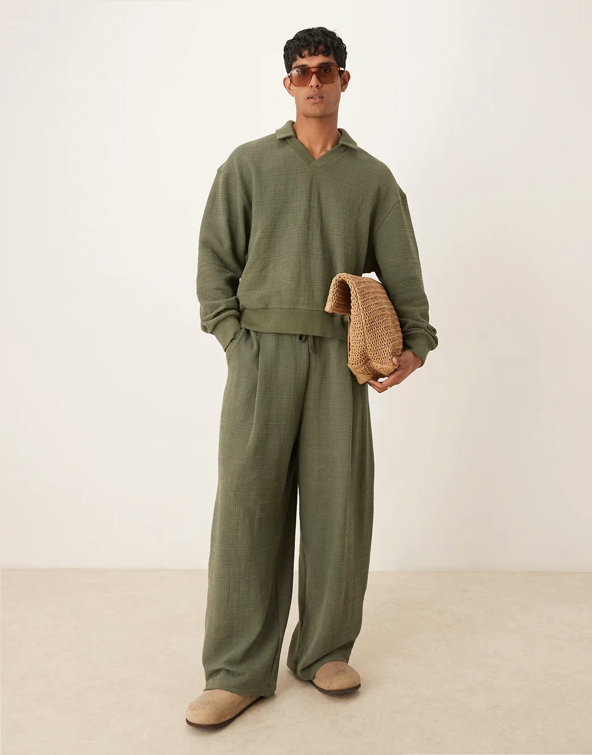 – Elegancka bluza o luźnym pudełkowym kroju z kołnierzykiem polo z imitacji lnu w kolorze khaki