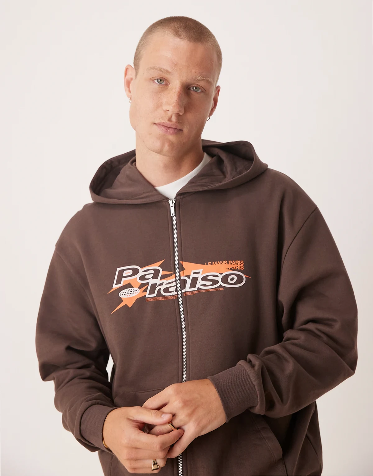 – Brązowa zapinana na zamek bluza z kapturem i sportową grafiką