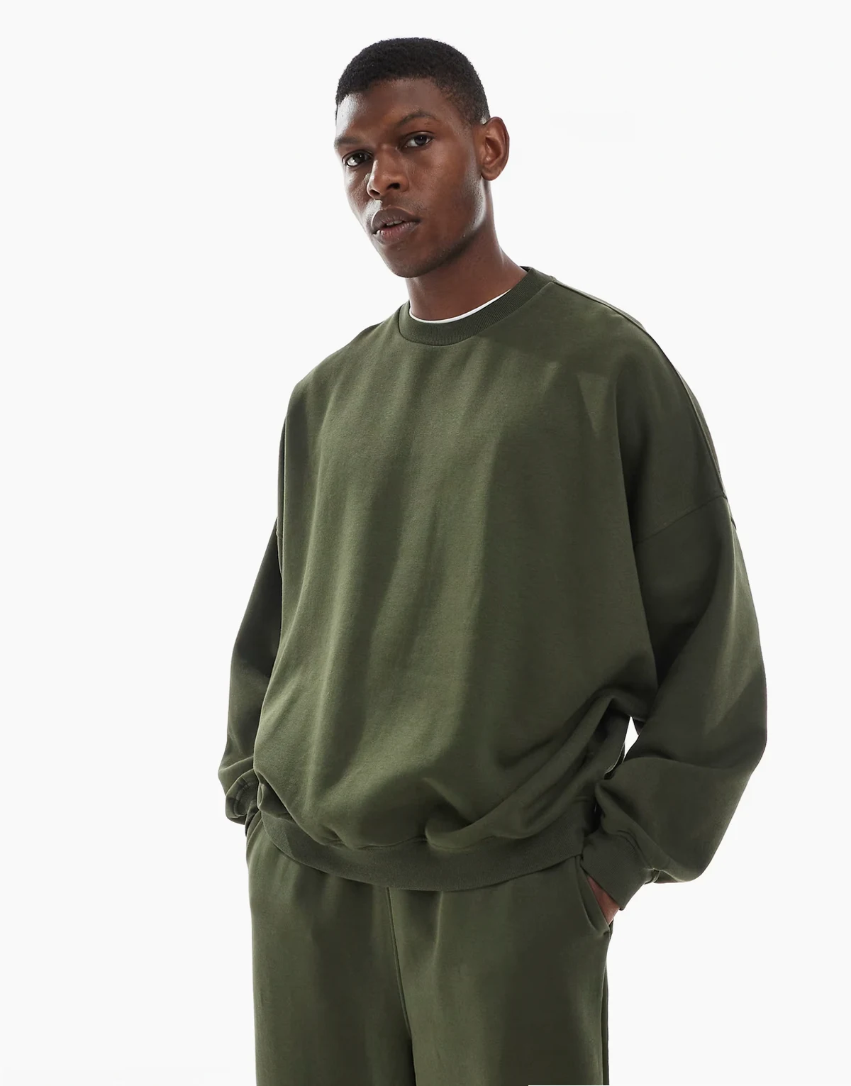 – Bluza basic o fasonie extreme oversize w kolorze khaki