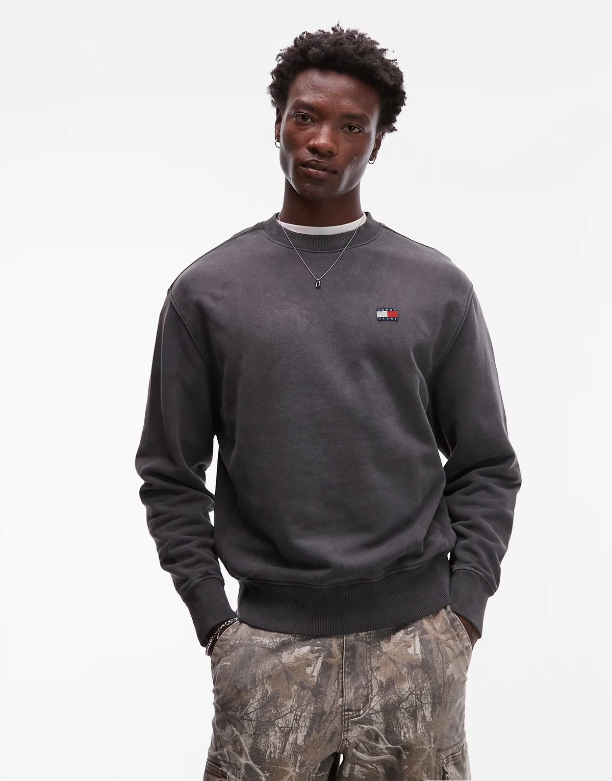 badge sweatshirt in washed black
