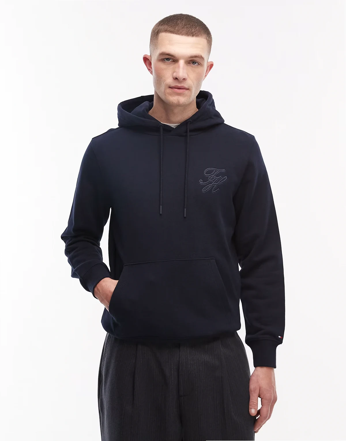 – Granatowa bluza z kapturem i napisem z monogramem