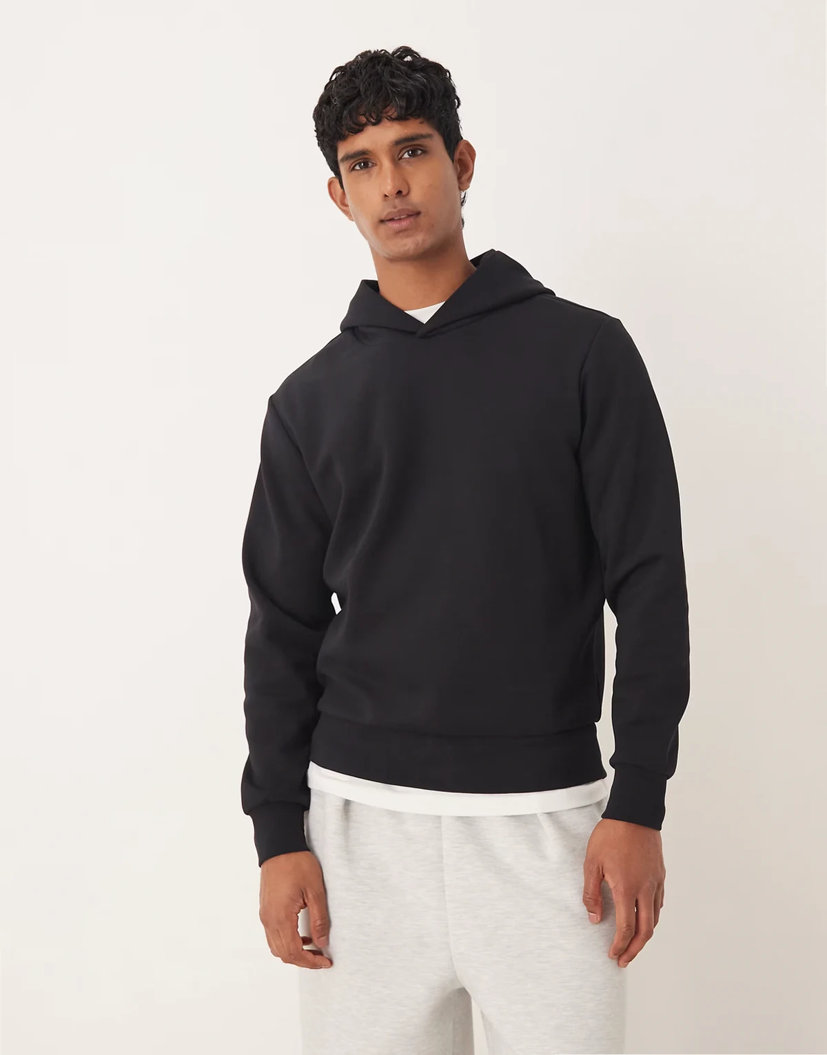 – Granatowa bluza oversize z kapturem