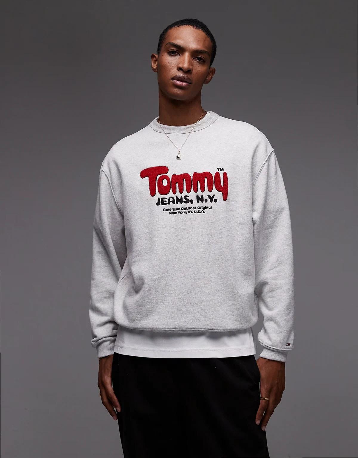 boucle logo sweatshirt in gray and red