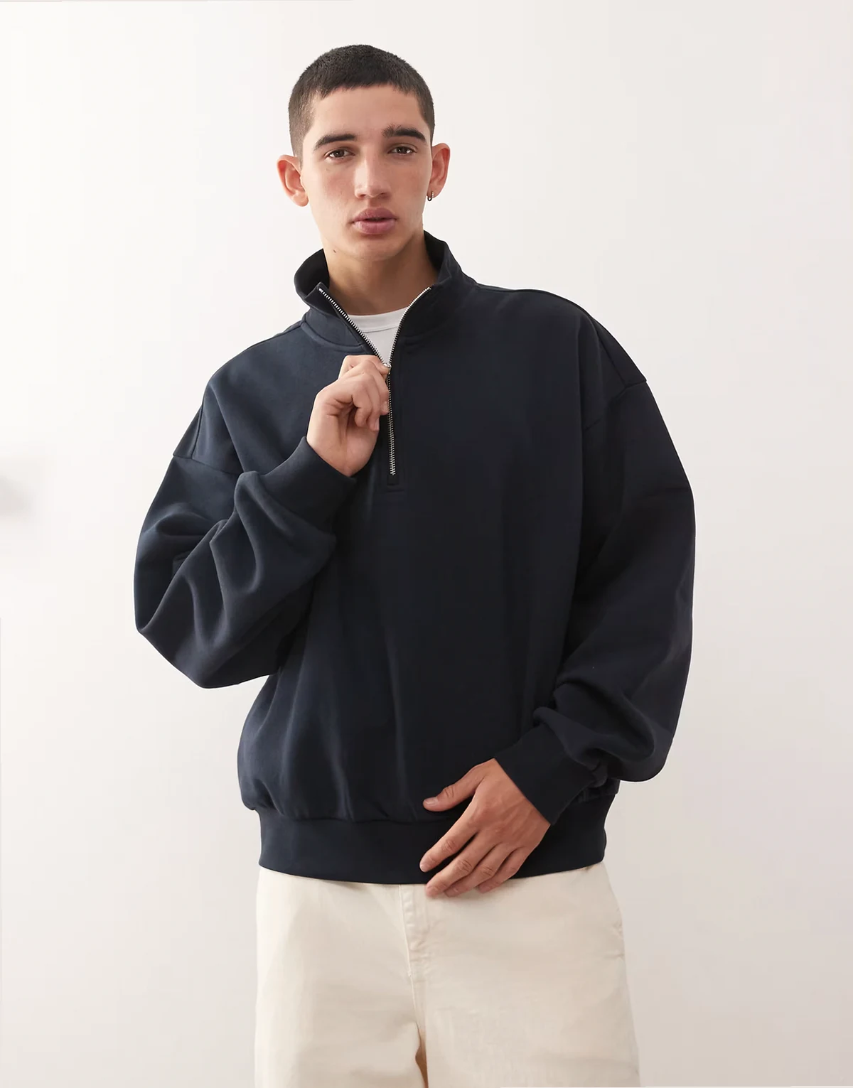 – Kastiges Oversize-Sweatshirt in dunklem Marineblau mit halblangem Reißverschluss