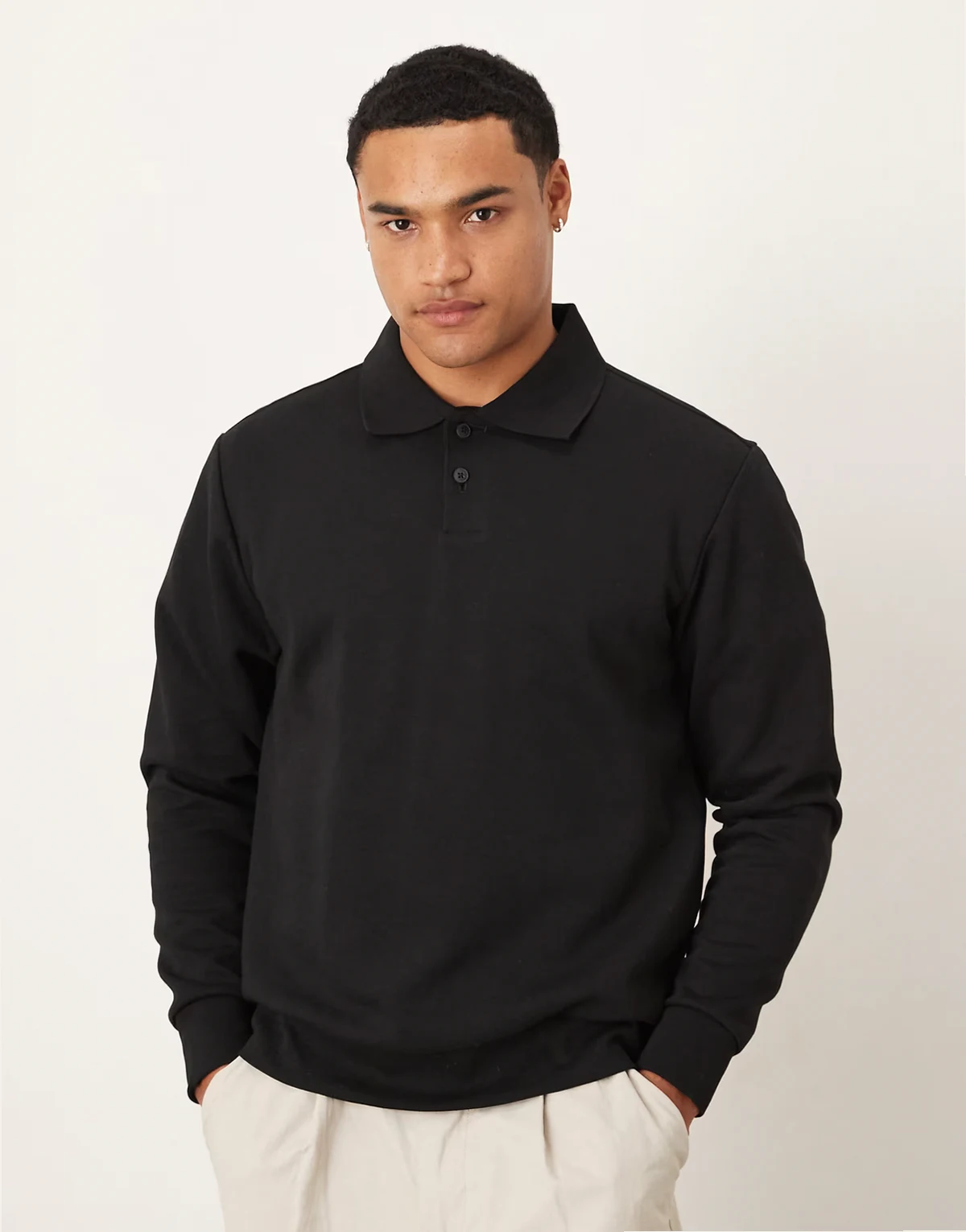 – Czarny top z mieszanki bawełny z kołnierzykiem polo i zapięciem na guziki