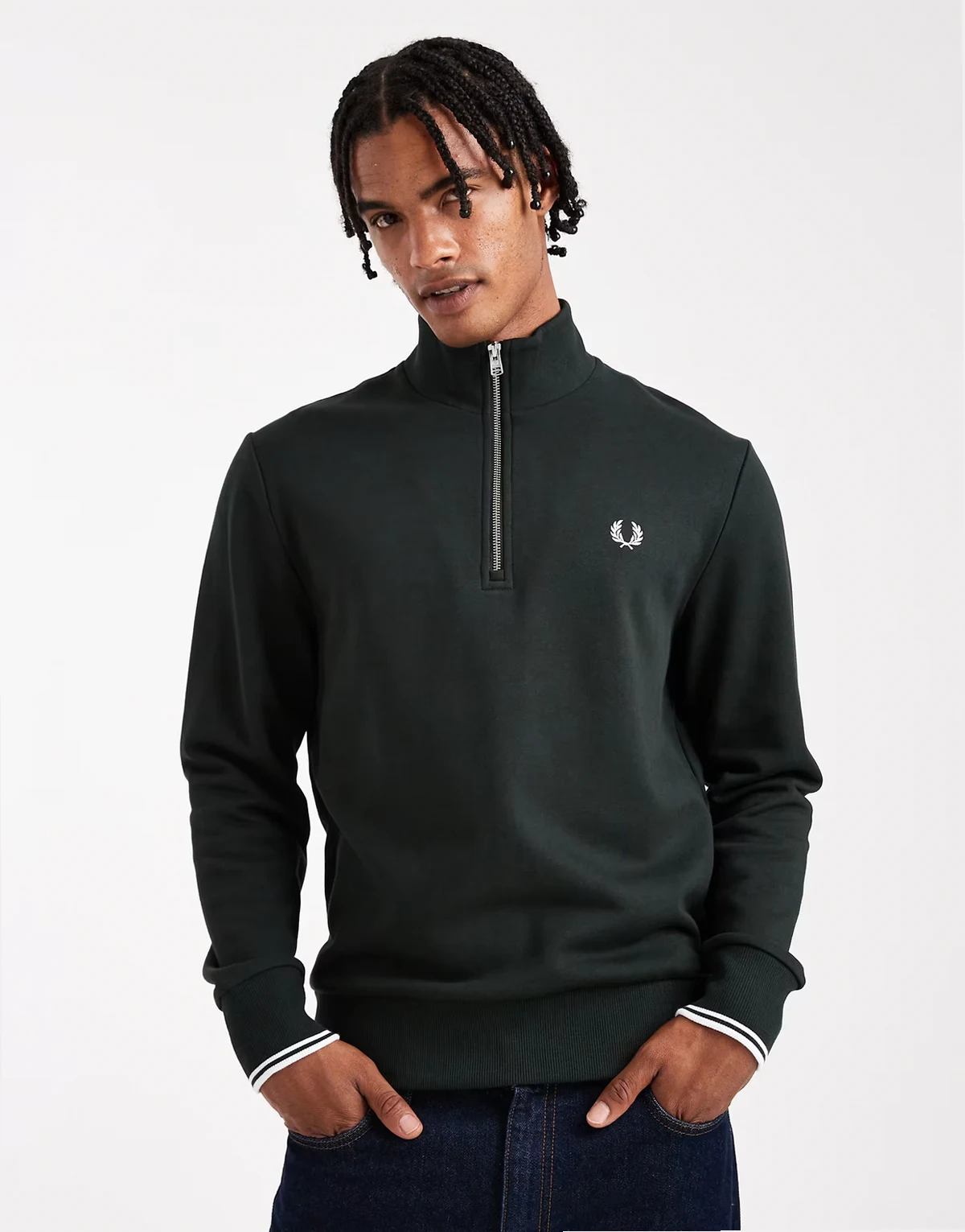 – Ciemnozielona bluza z suwakiem pod szyją