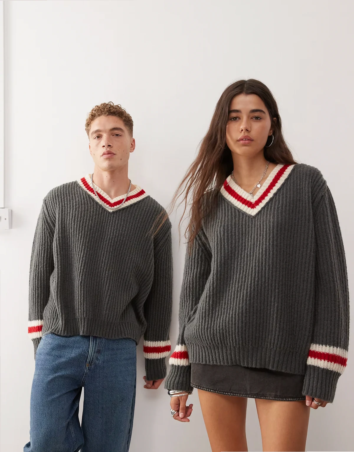 Unisex knitted v neck sweater in gray with red detail