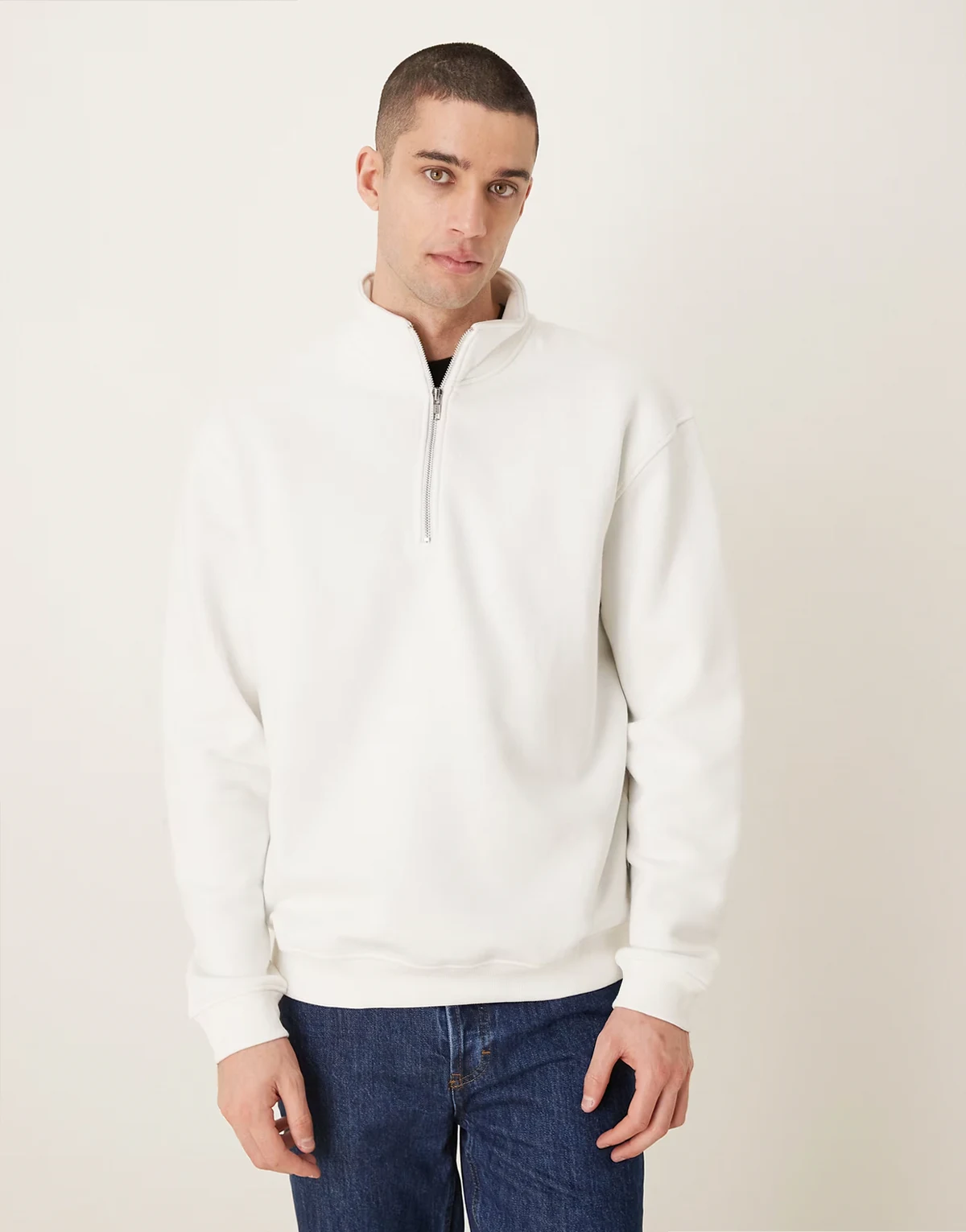 – Beżowa luźna bluza basic z suwakiem pod szyją