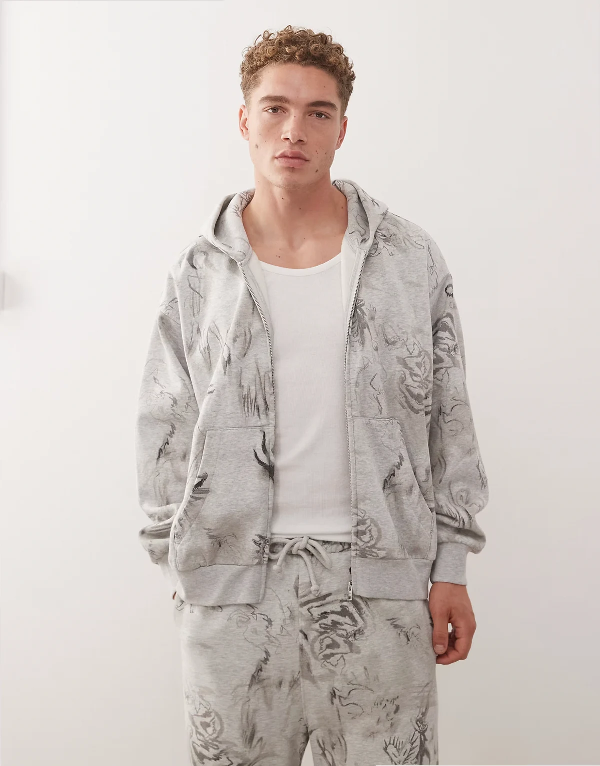 – Kastige Oversize-Kapuzenjacke in grau meliert mit Reißverschluss und Grafikprint in Kritzeloptik, Kombiteil