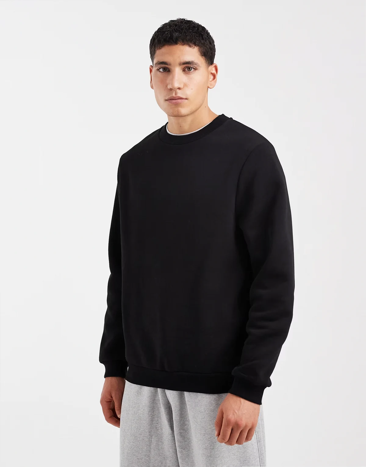 – Czarna bluza basic