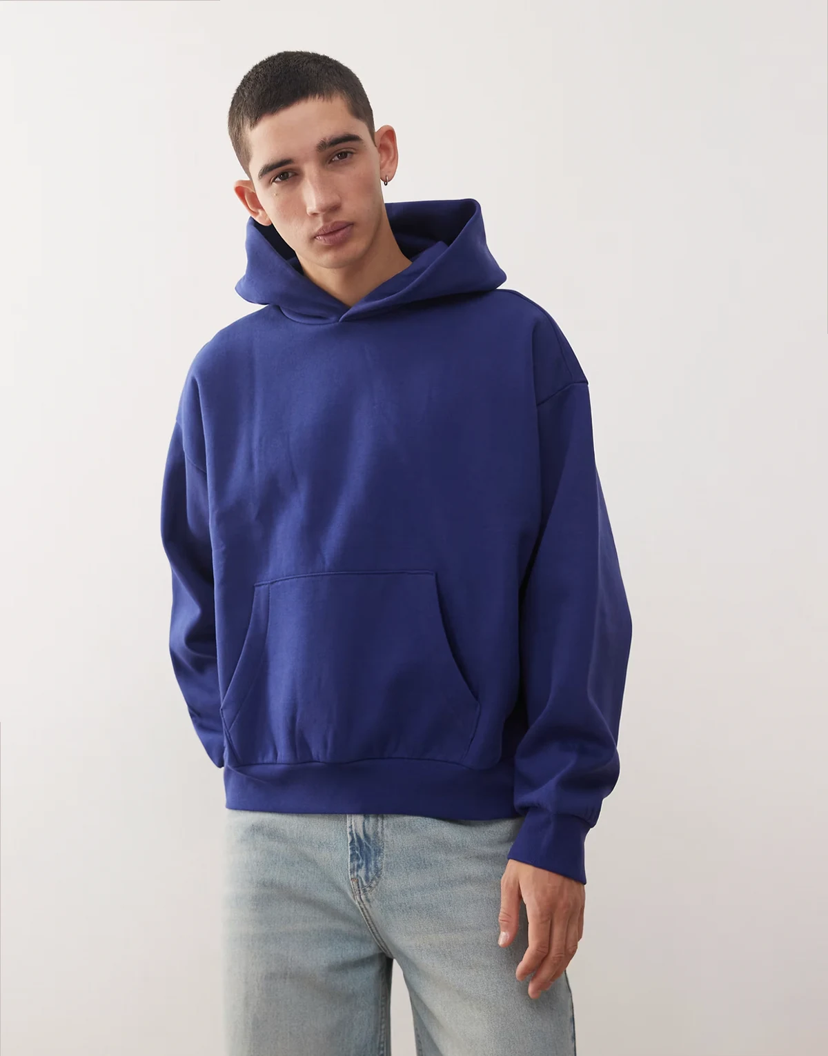 – Kastiger Oversize-Kapuzenpullover in Blau