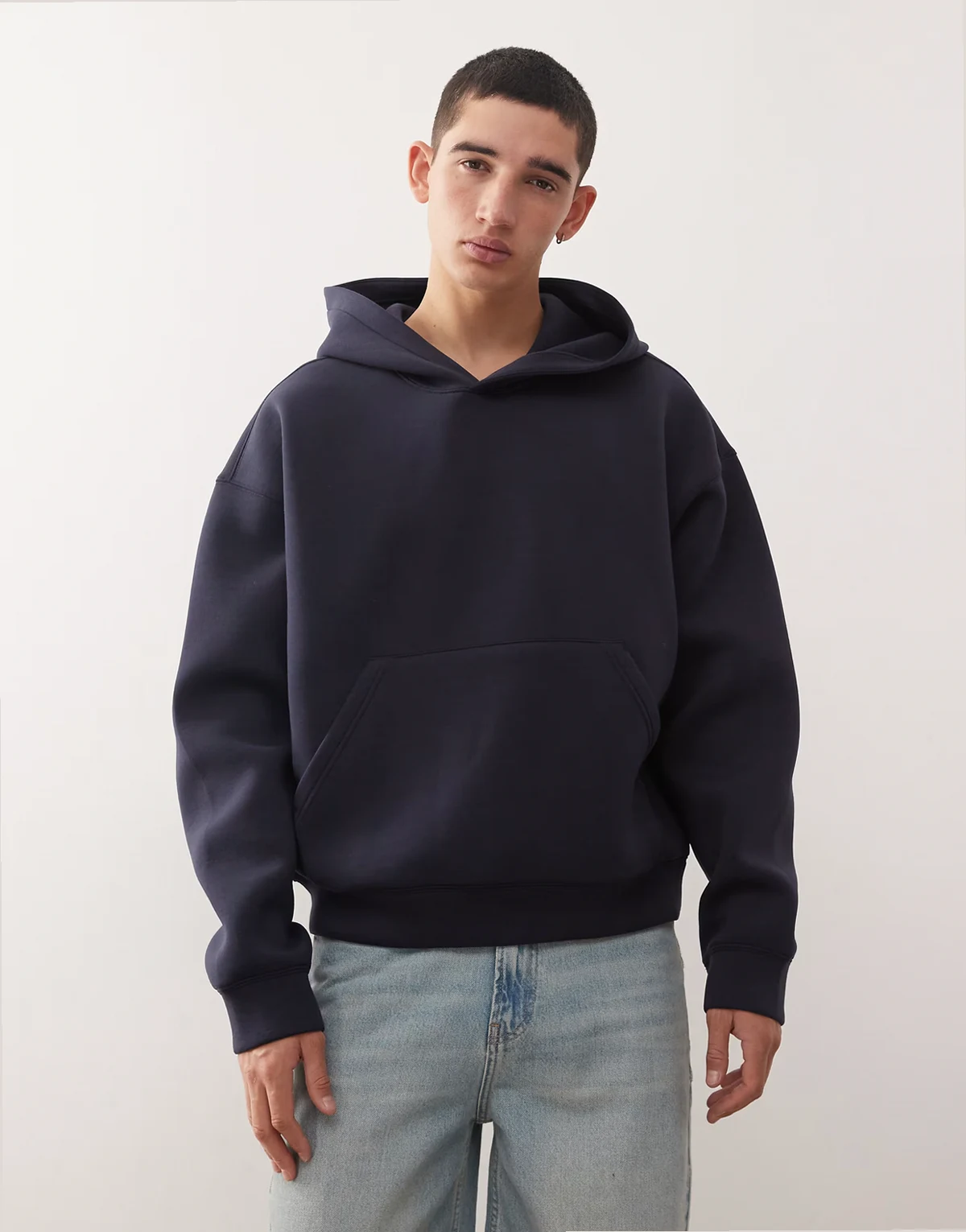 – Simon – Kapuzenpullover in Marineblau aus Stoff in Neoprenoptik