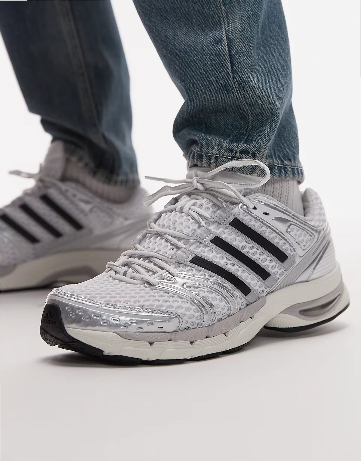 Adistar Control 5 sneakers in white and black