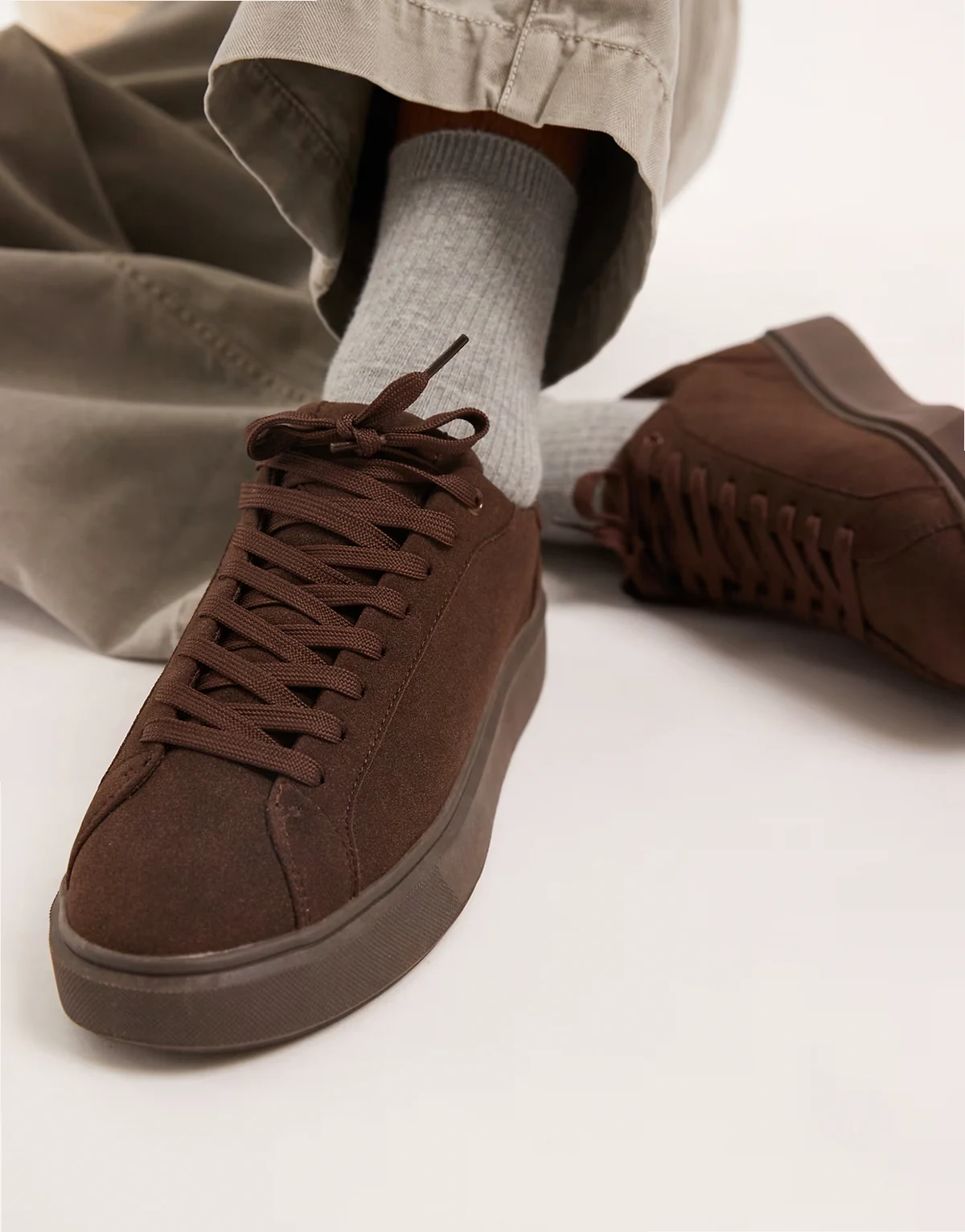 – Brązowe sznurowane buty sportowe