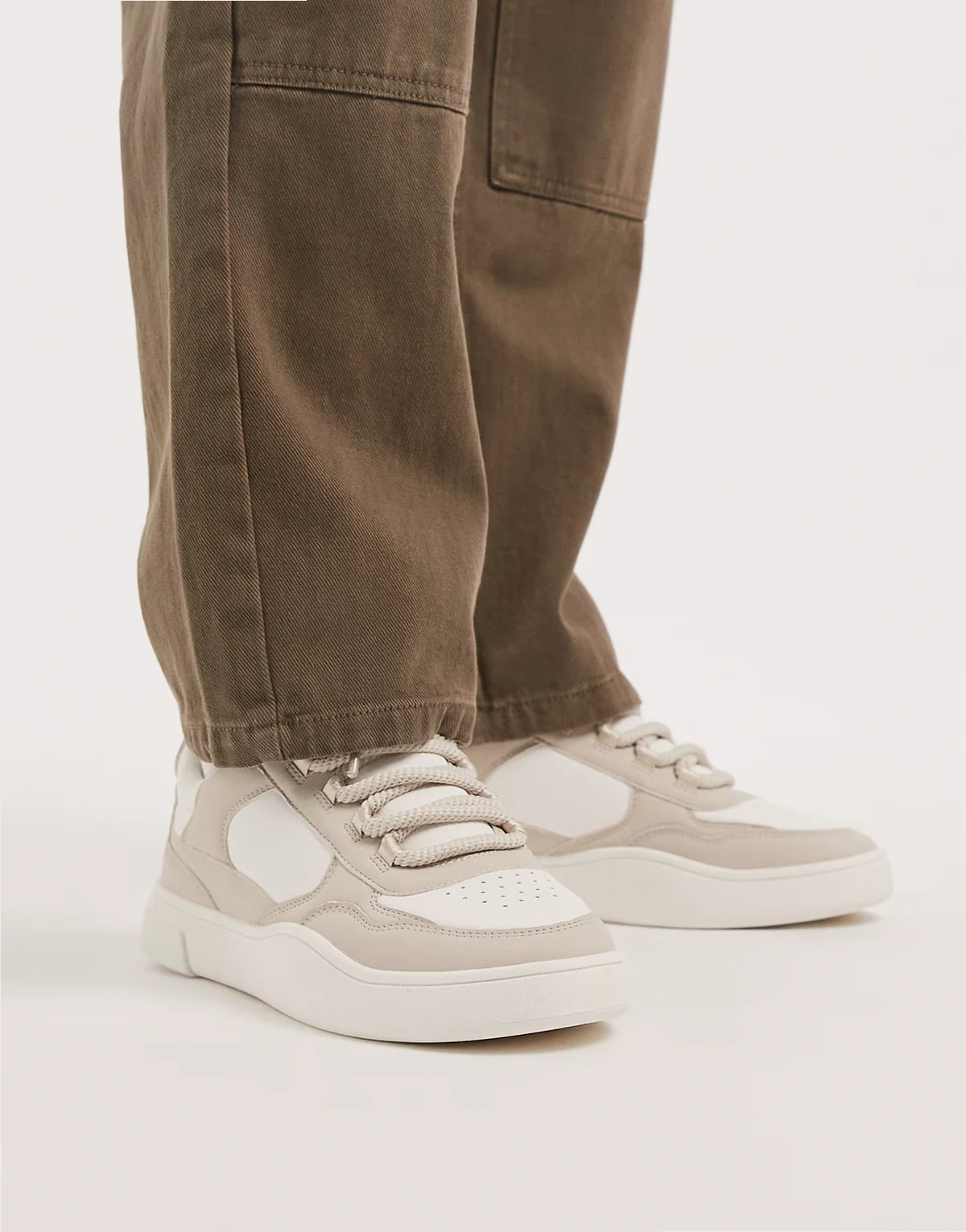 – Białe buty sportowe ze wstawkami i okrągłymi sznurówkami