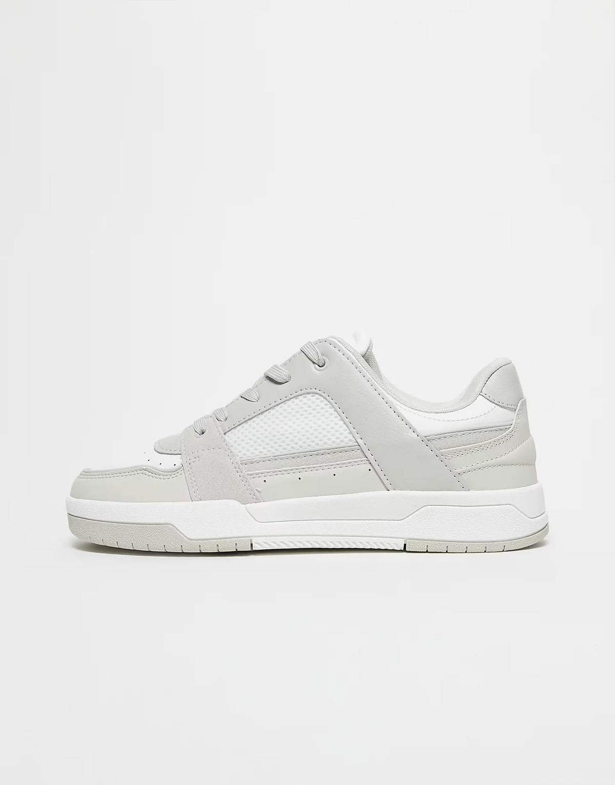 – Biało-szare buty sportowe ze wstawkami