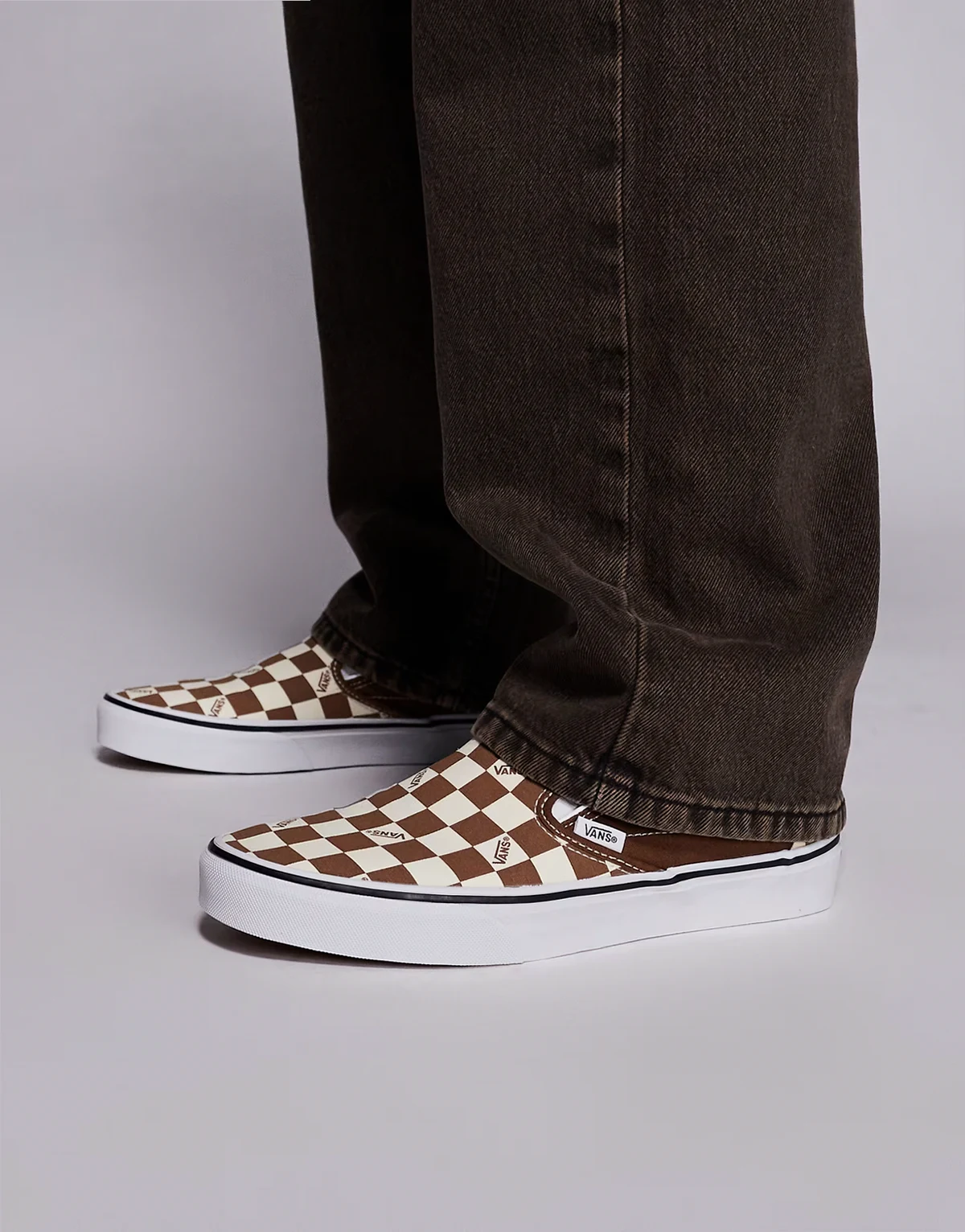 Classic slip-on checkerboard sneakers in brown