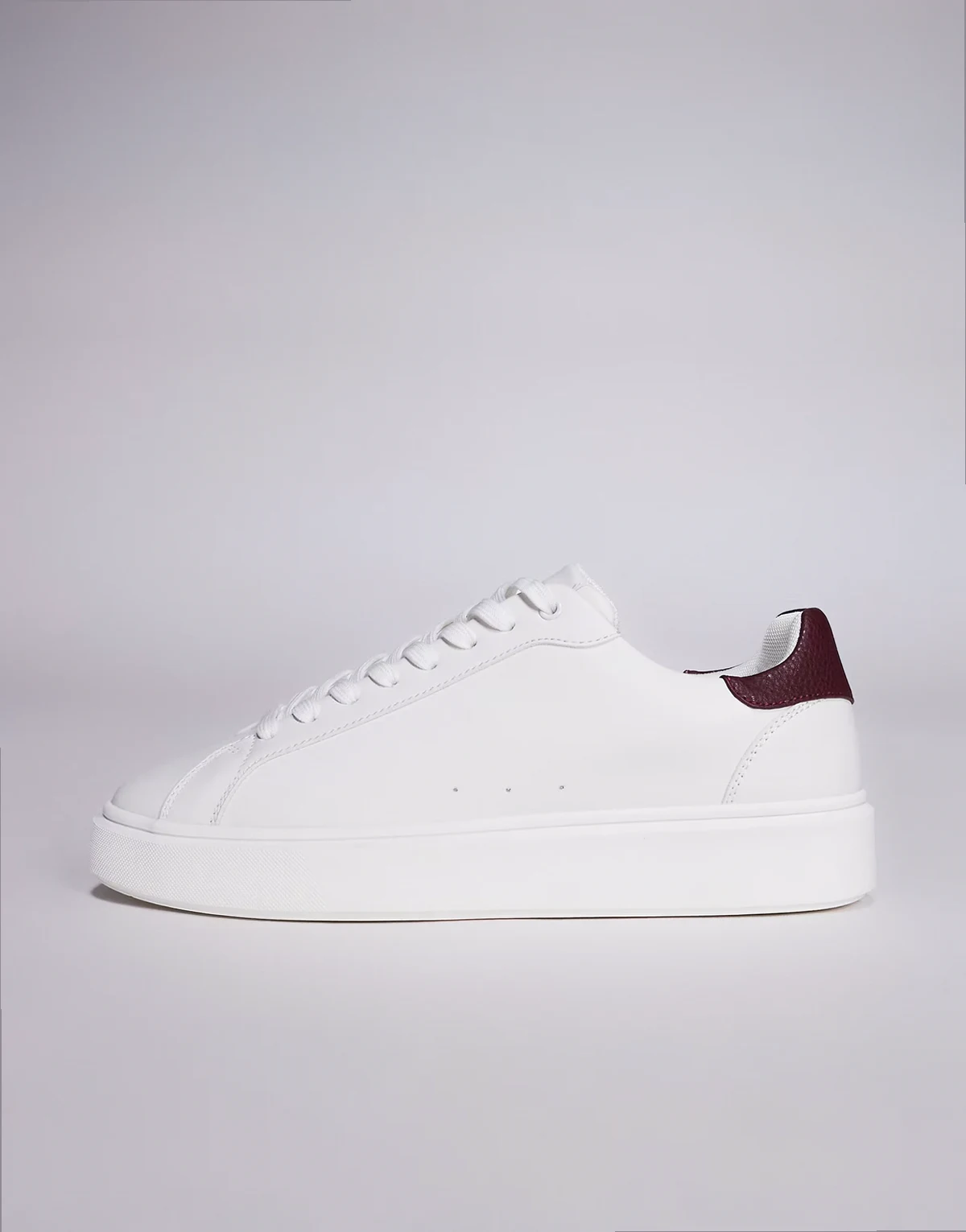 – Bordowe sznurowane buty sportowe z ciemnozielonymi wstawkami