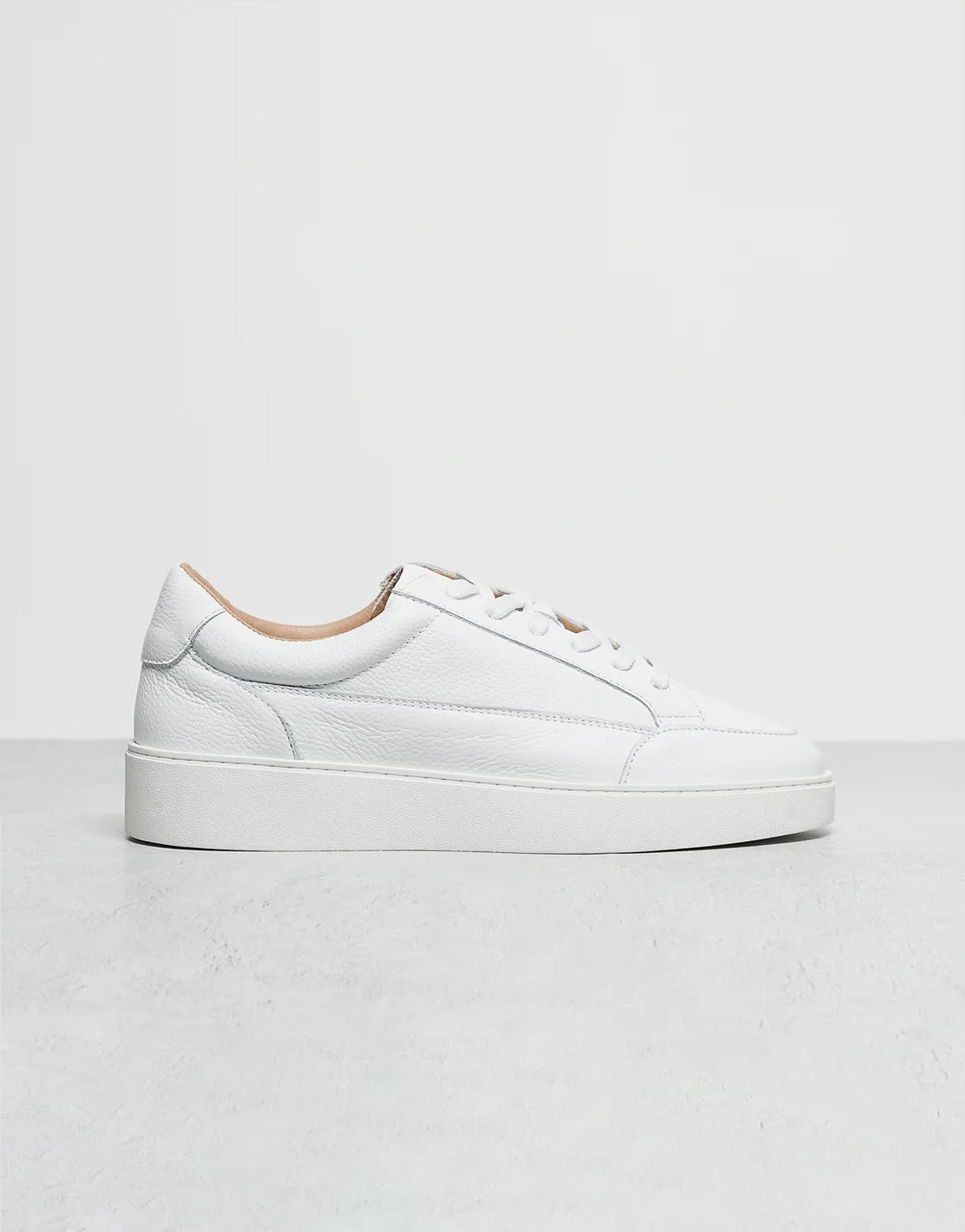 – Made in Portugal – Białe skórzane sznurowane buty sportowe z wstawkami