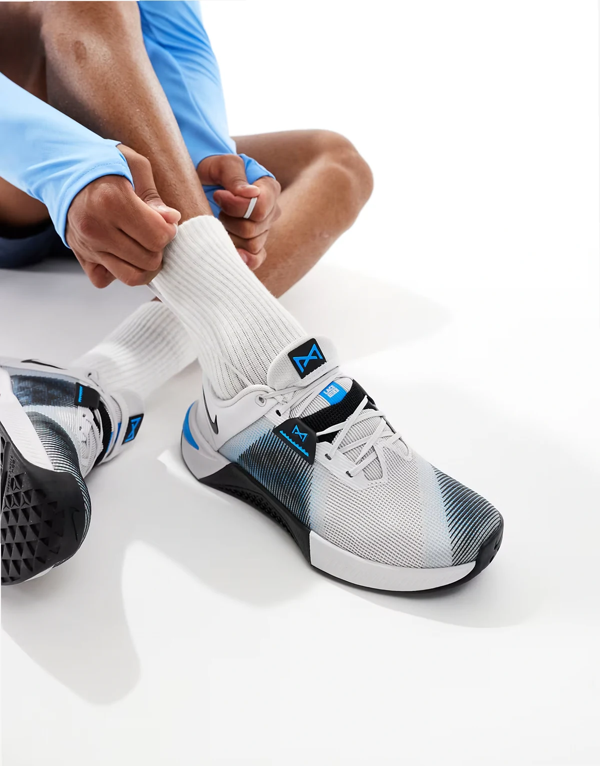 Metcon 10 sneakers in gray and black