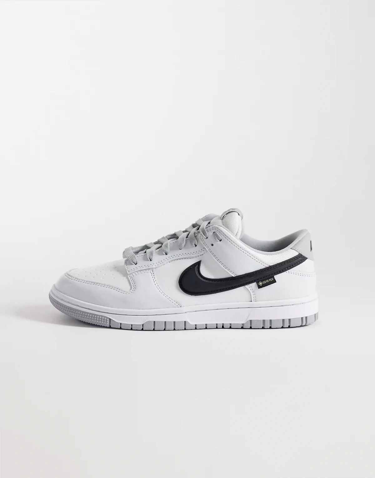 Dunk Low GTX sneakers in off white and black