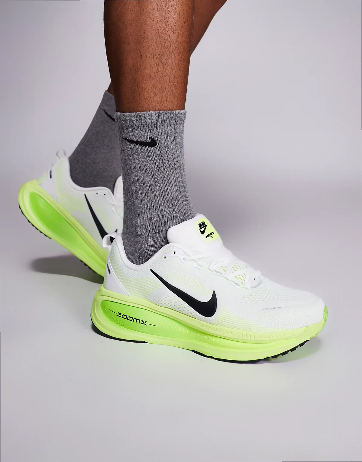 Vomero 18 running sneakers in white and green