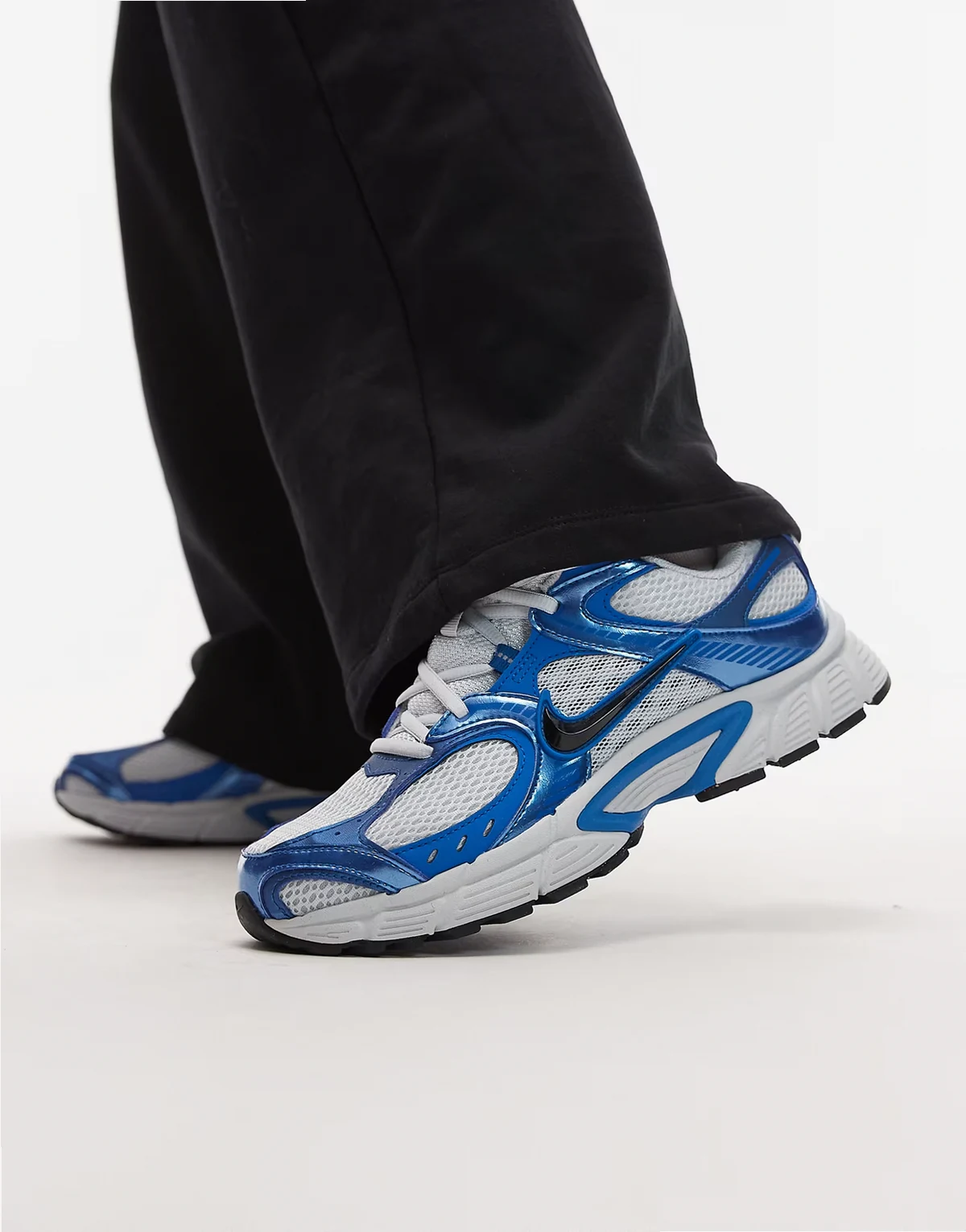 V5 RNR sneakers in blue and white