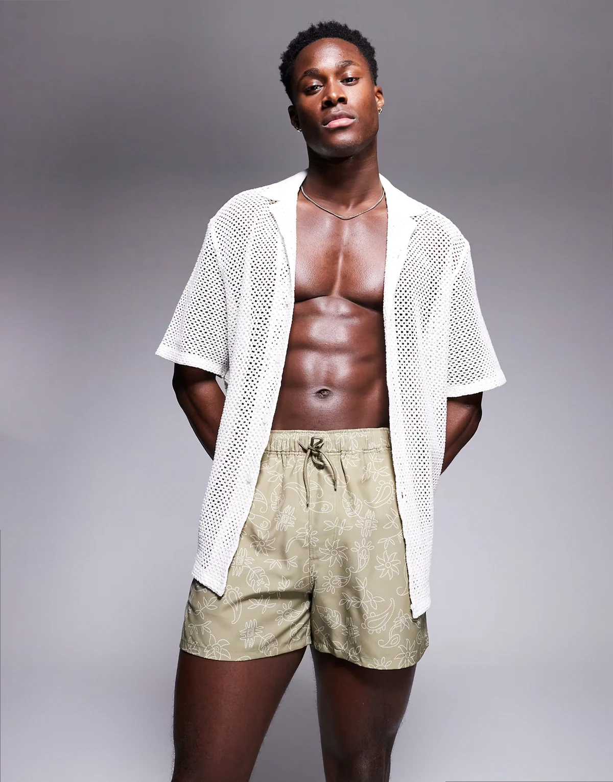 – Zielone, krótkie szorty kąpielowe w kwiatowy wzór