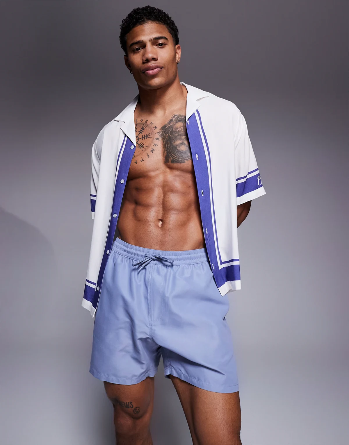 – Szare szorty kąpielowe średniej długości