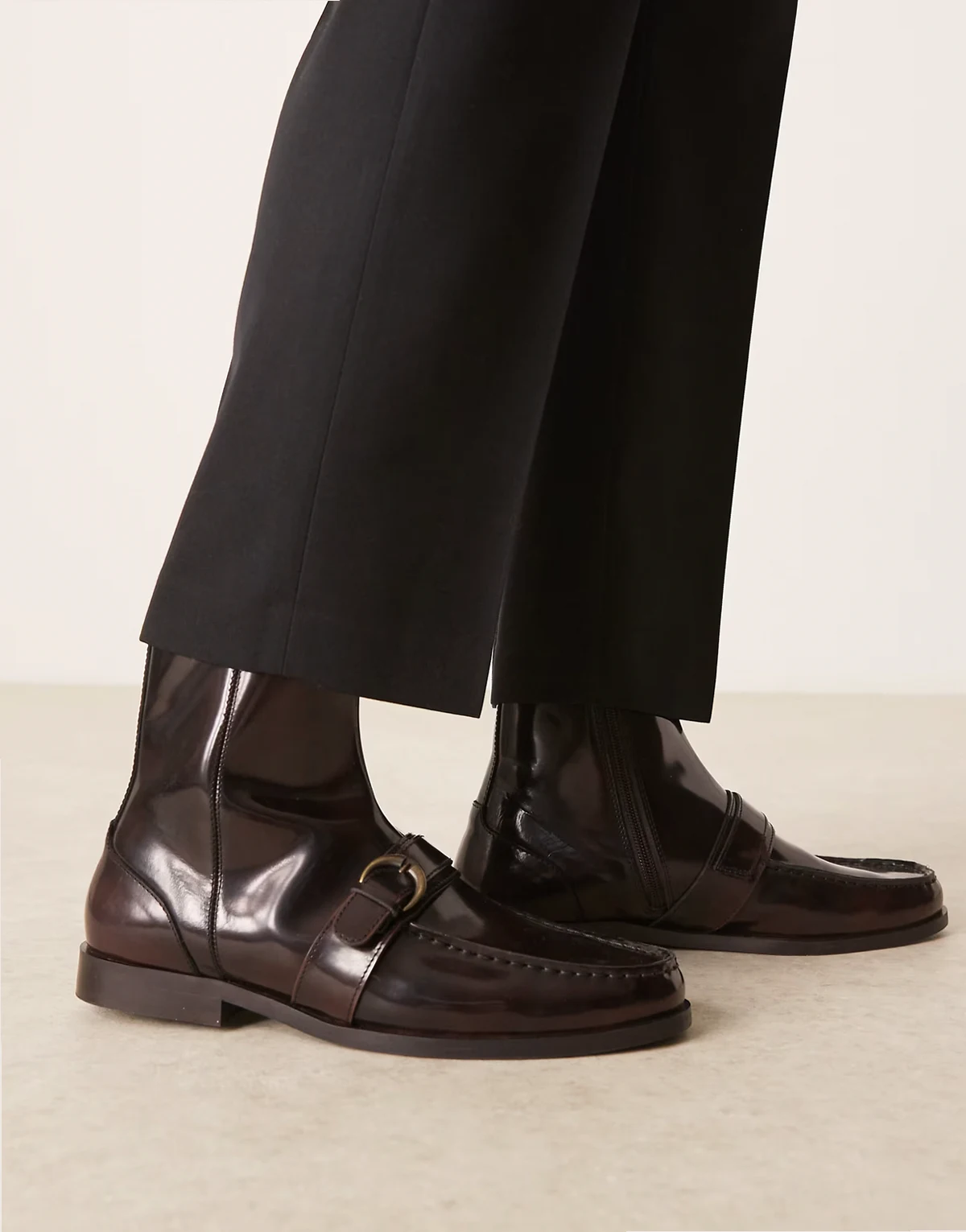 – Loafer-Stiefel aus Leder in Braun mit Riemen