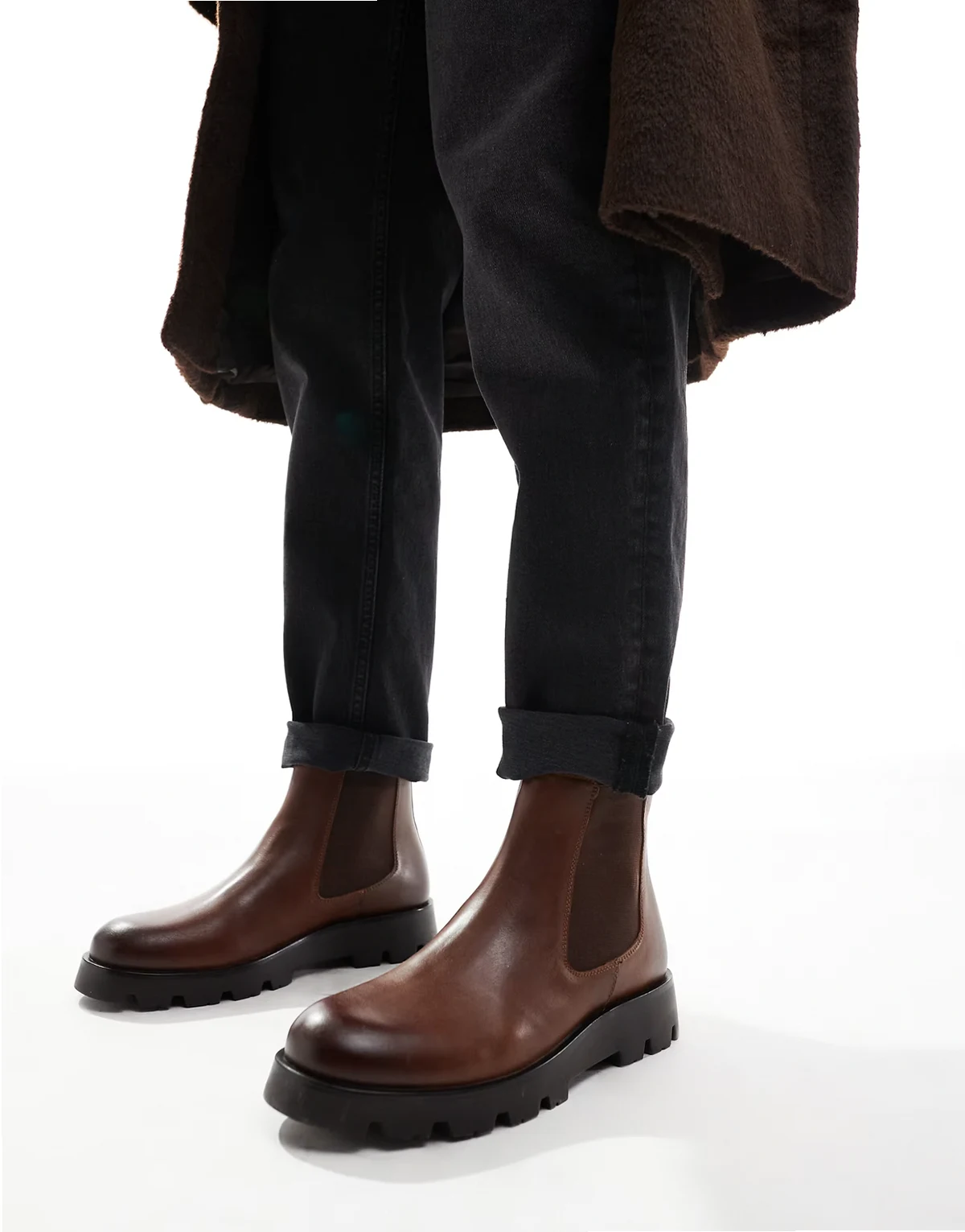 – Jasnobrązowe skórzane sztyblety z podeszwą z bieżnikiem