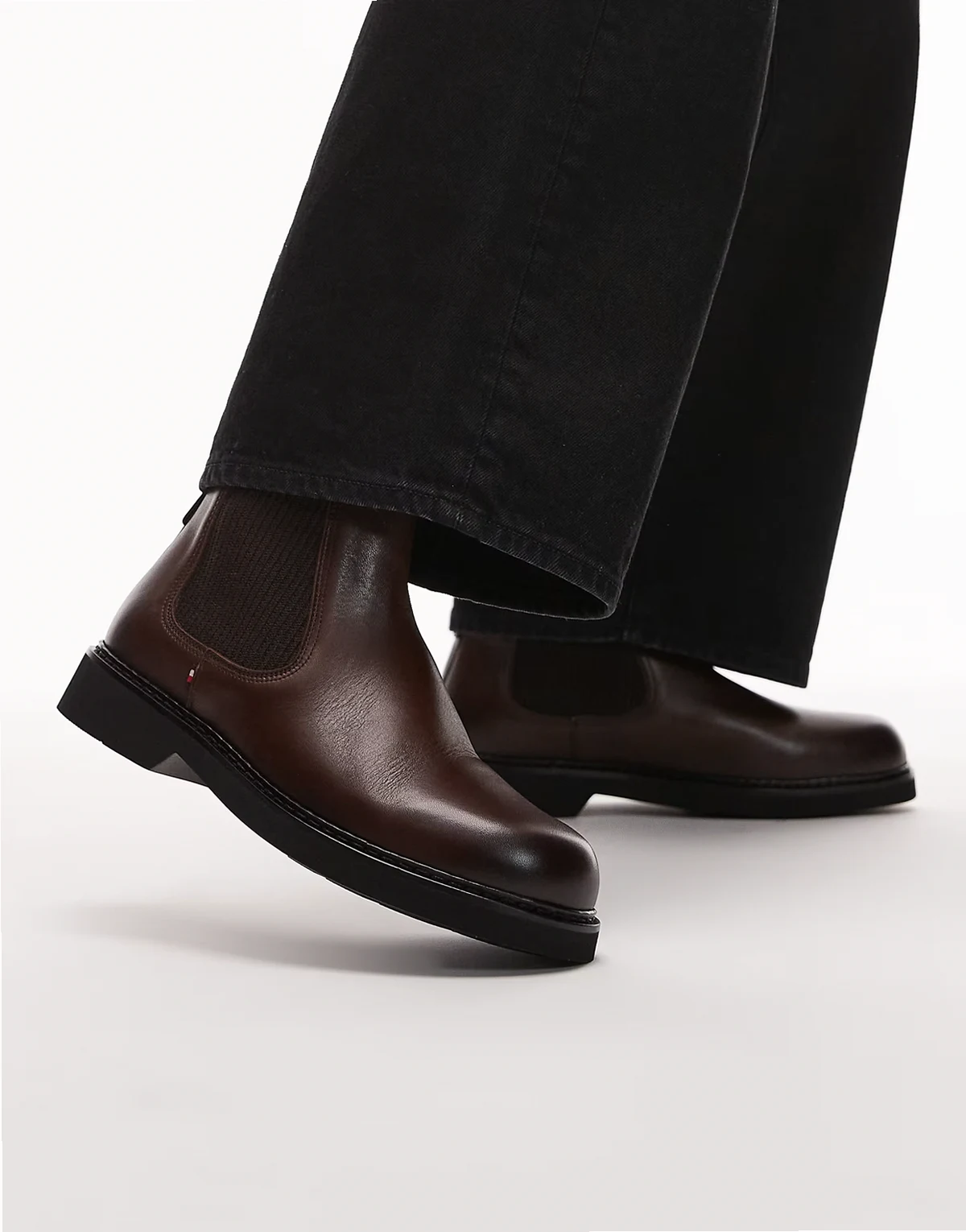 – Niedrige Chelsea-Stiefel in Braun