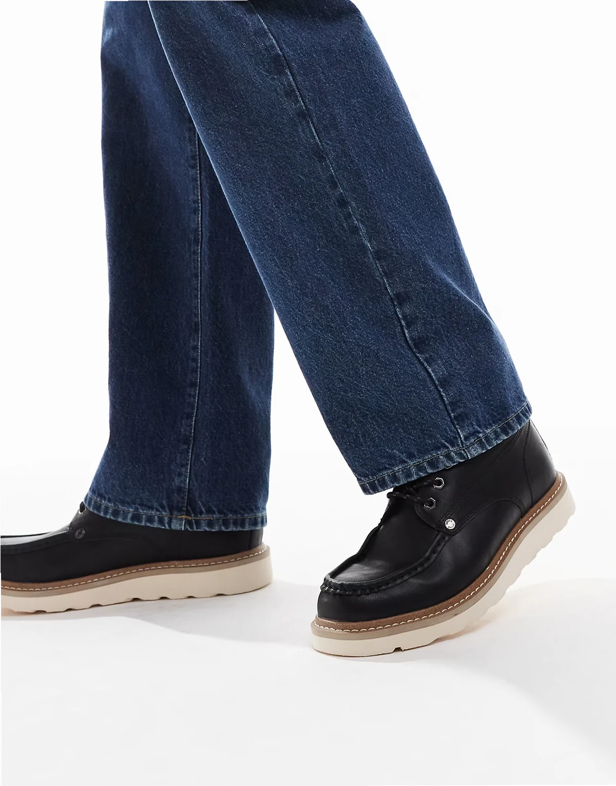 – Stiefel aus schwarzem Kunstleder mit Kontrastsohle