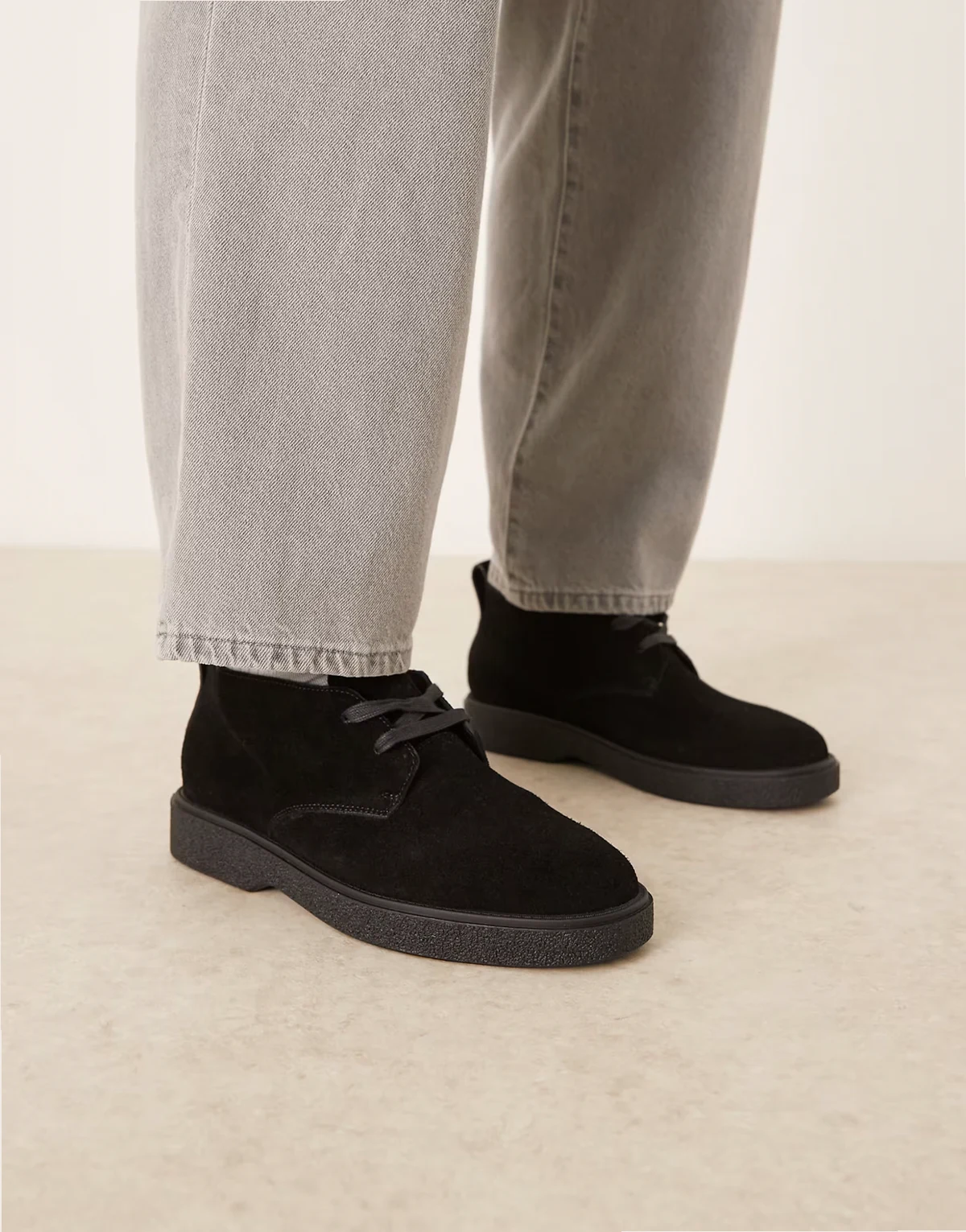 – Czarne zamszowe buty chukka