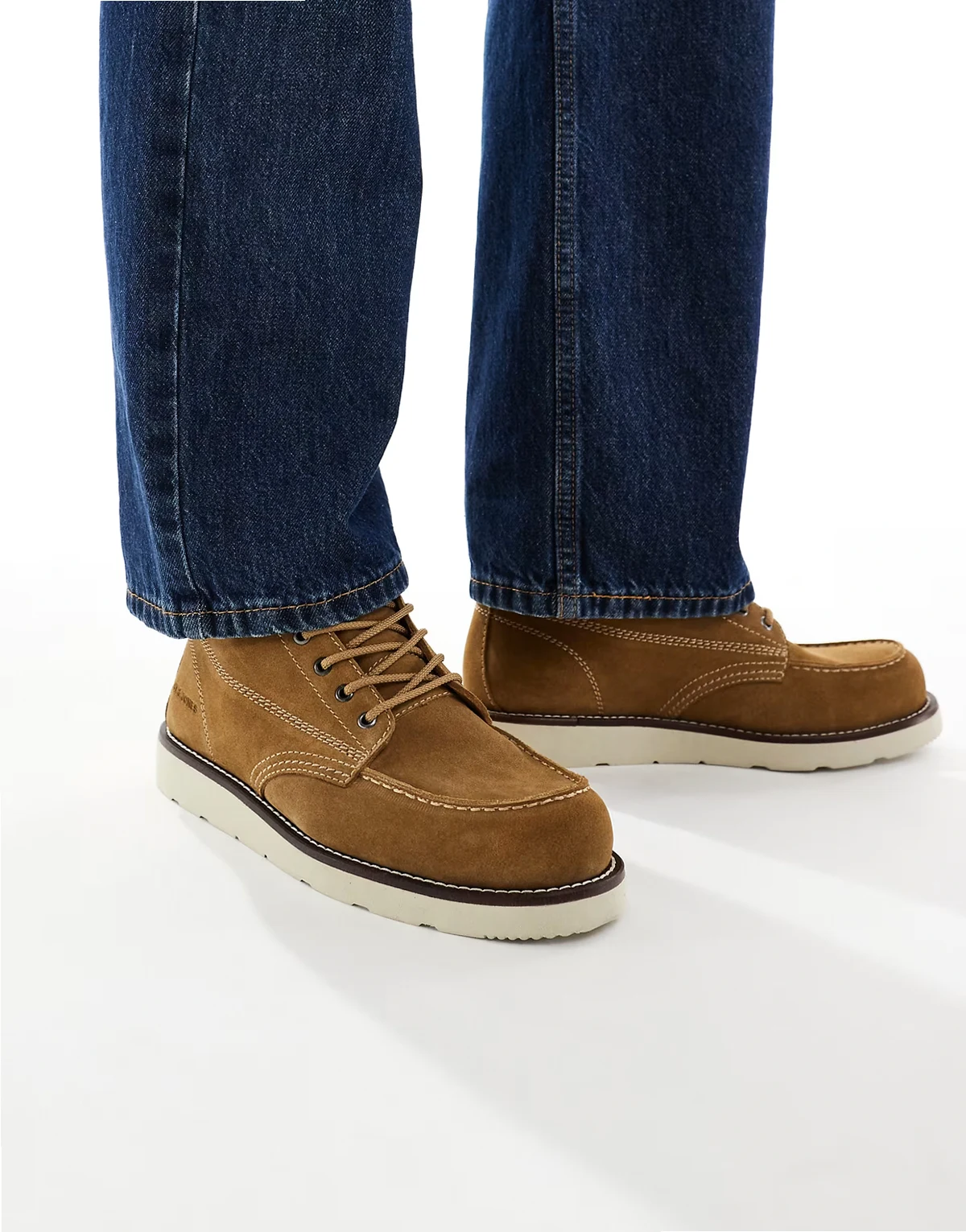 – Schnürstiefel aus hellbraunem Wildleder