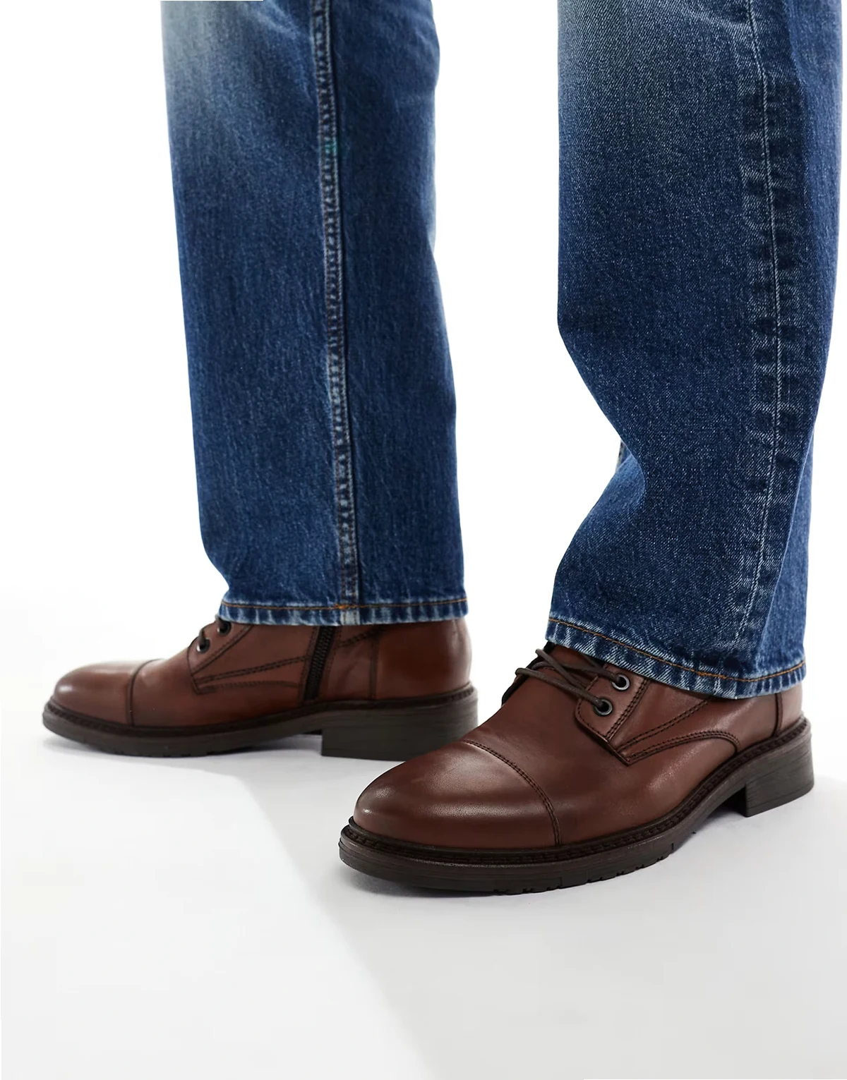 – Braune Lederstiefel zum Schnüren