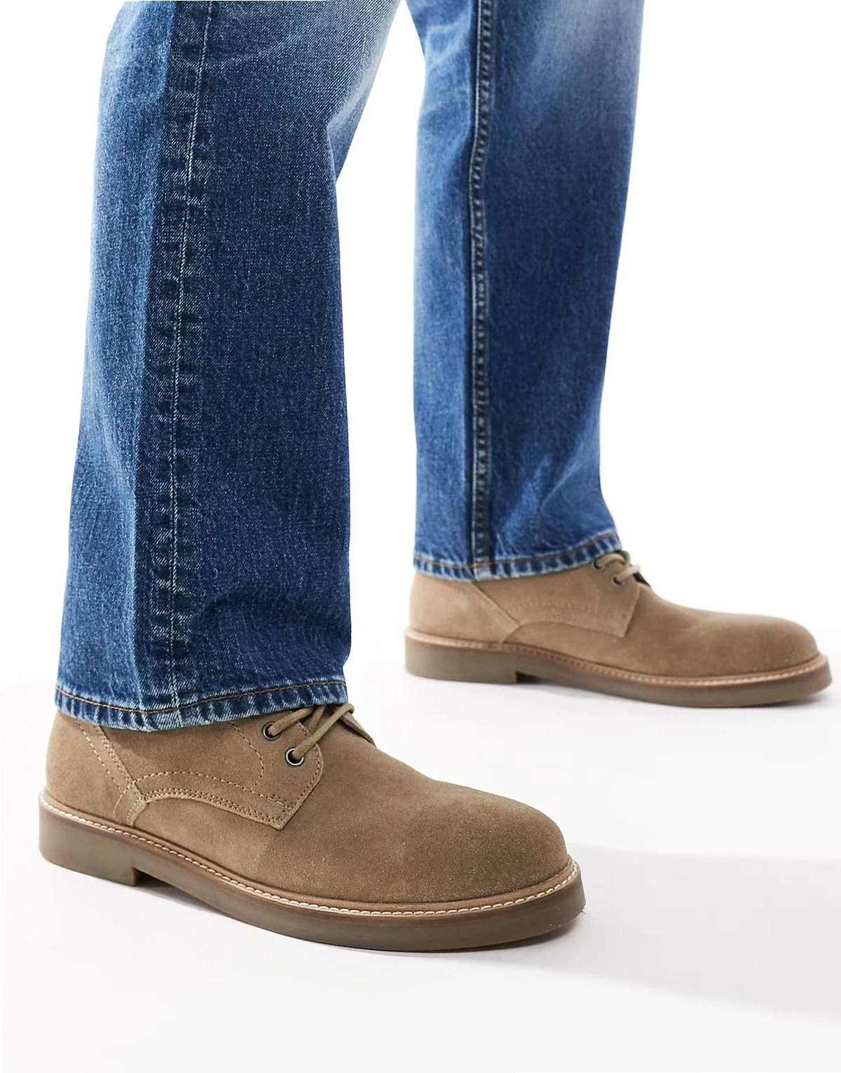 – Schnür-Boots aus Wildleder in Steinbeige mit einer Sohle in Natur