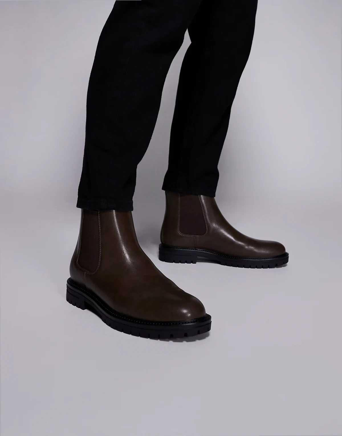 – Braune Chelsea-Stiefel im Used-Look