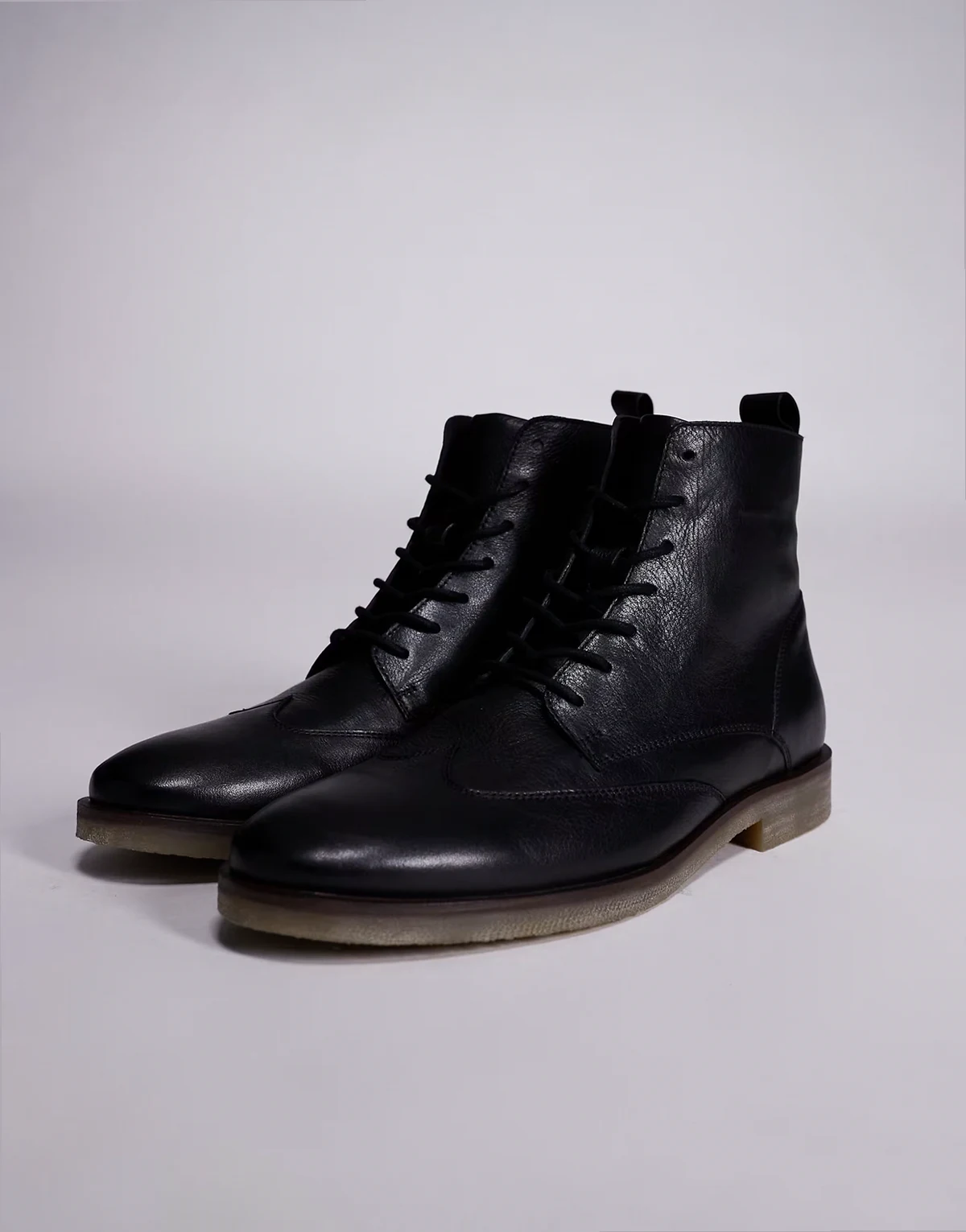 – Schnürstiefel aus Leder in Schwarz