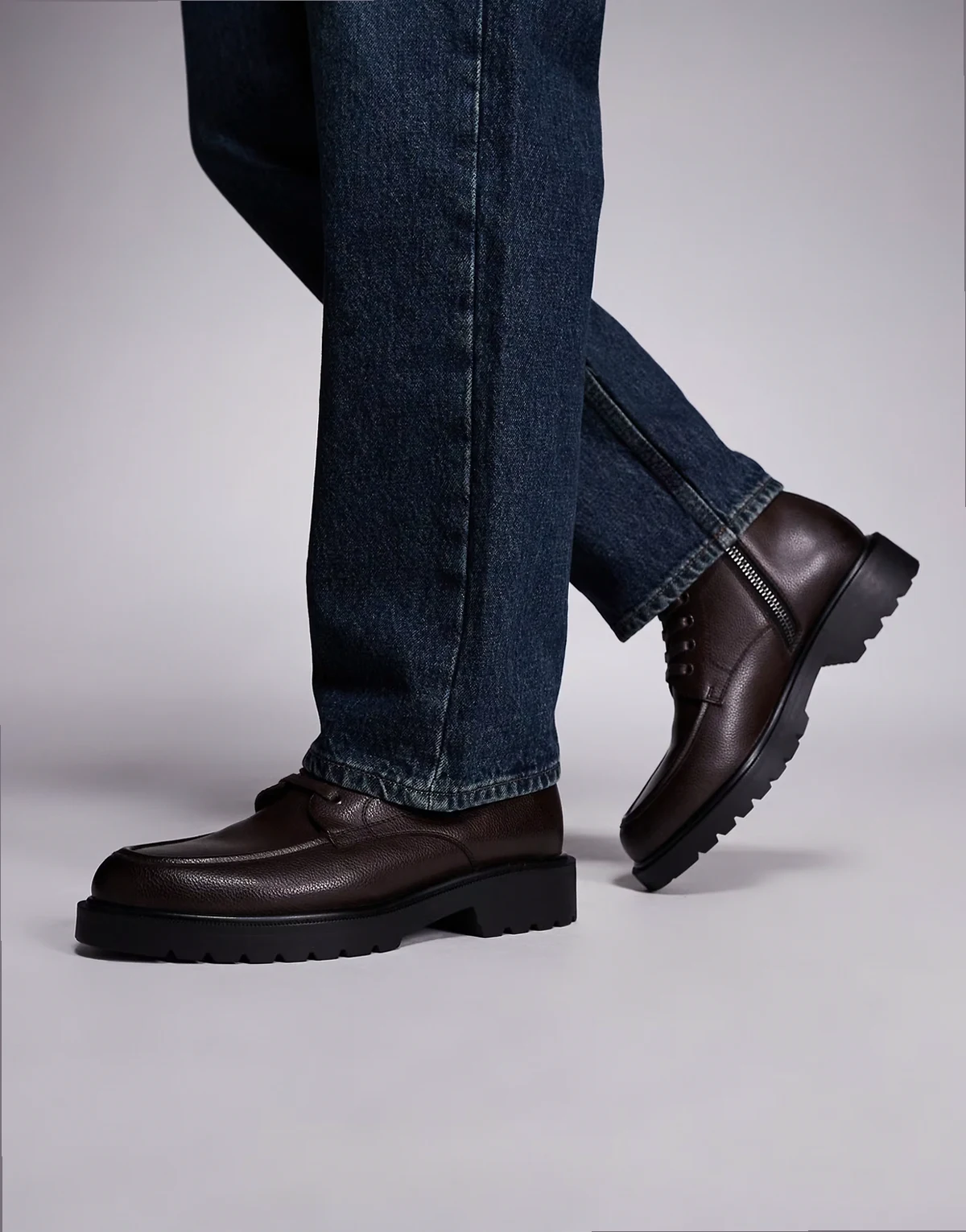 – Schnürstiefel in Braun mit Profilsohle