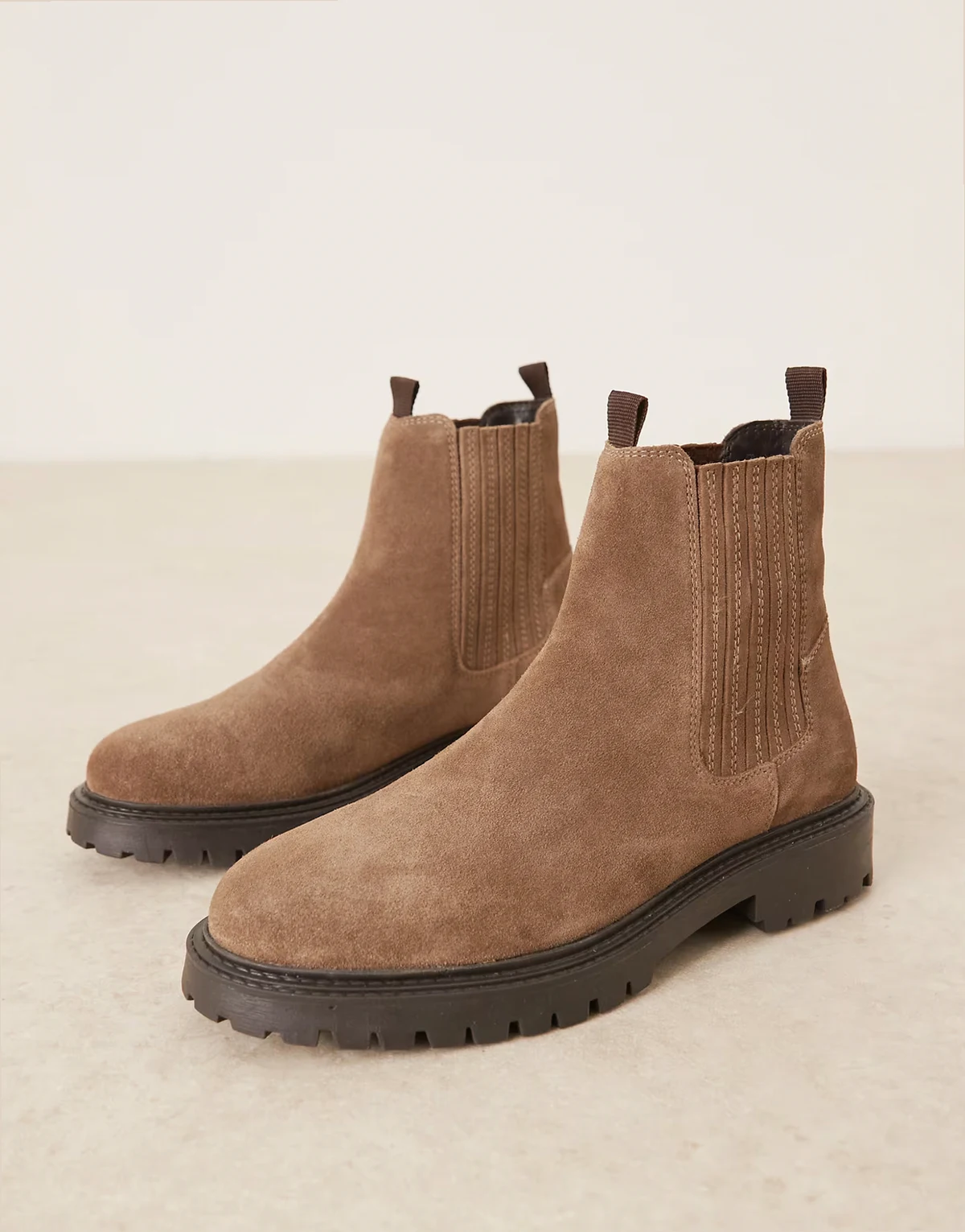 – Chelsea-Stiefel aus Wildleder in Hellbraun mit verdecktem Einsatz