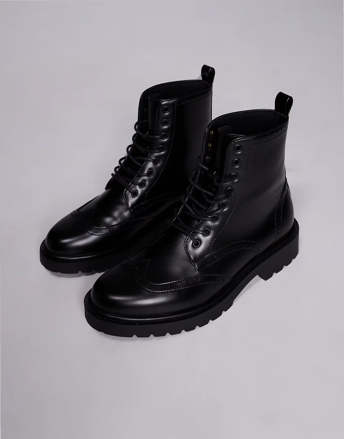 – Schnürstiefel in Schwarz im Budapester Stil