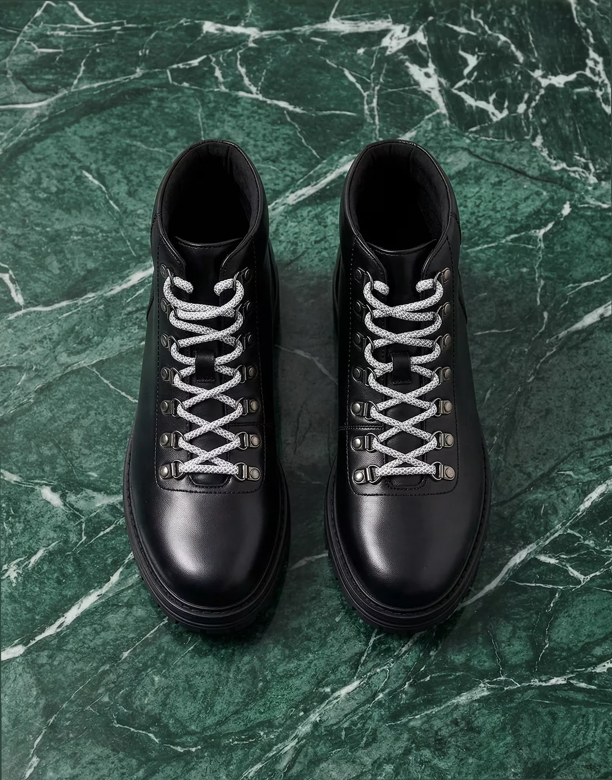 – Czarne turystyczne sznurowane botki na bieżnikowanej podeszwie