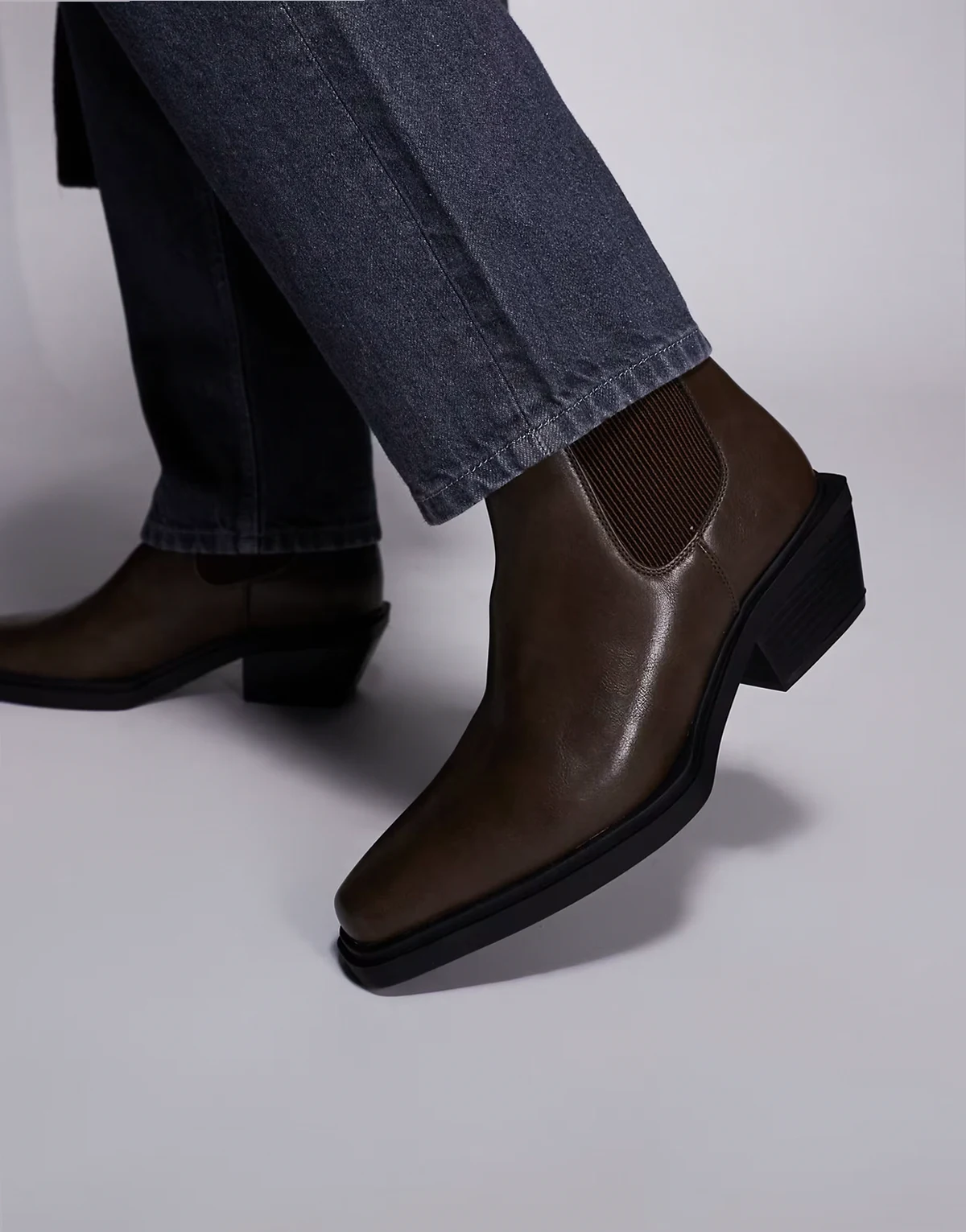 – Chelsea-Stiefel in Braun mit kubanischem Absatz