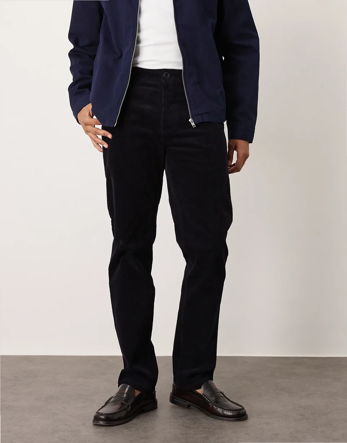 – Granatowe spodnie chinosy sztruksowe, dopasowane w talii