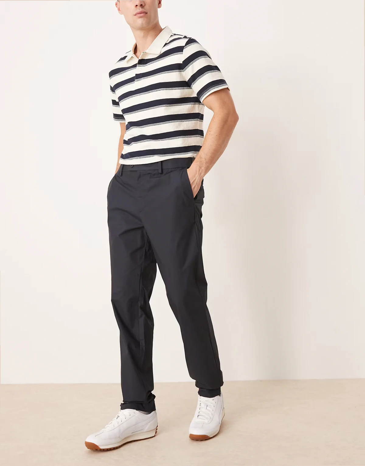 – Granatowe bawełniane spodnie o dopasowanym kroju