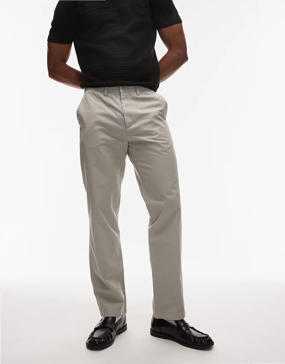 – Beżowe bawełniane spodnie chinosy o luźnym kroju