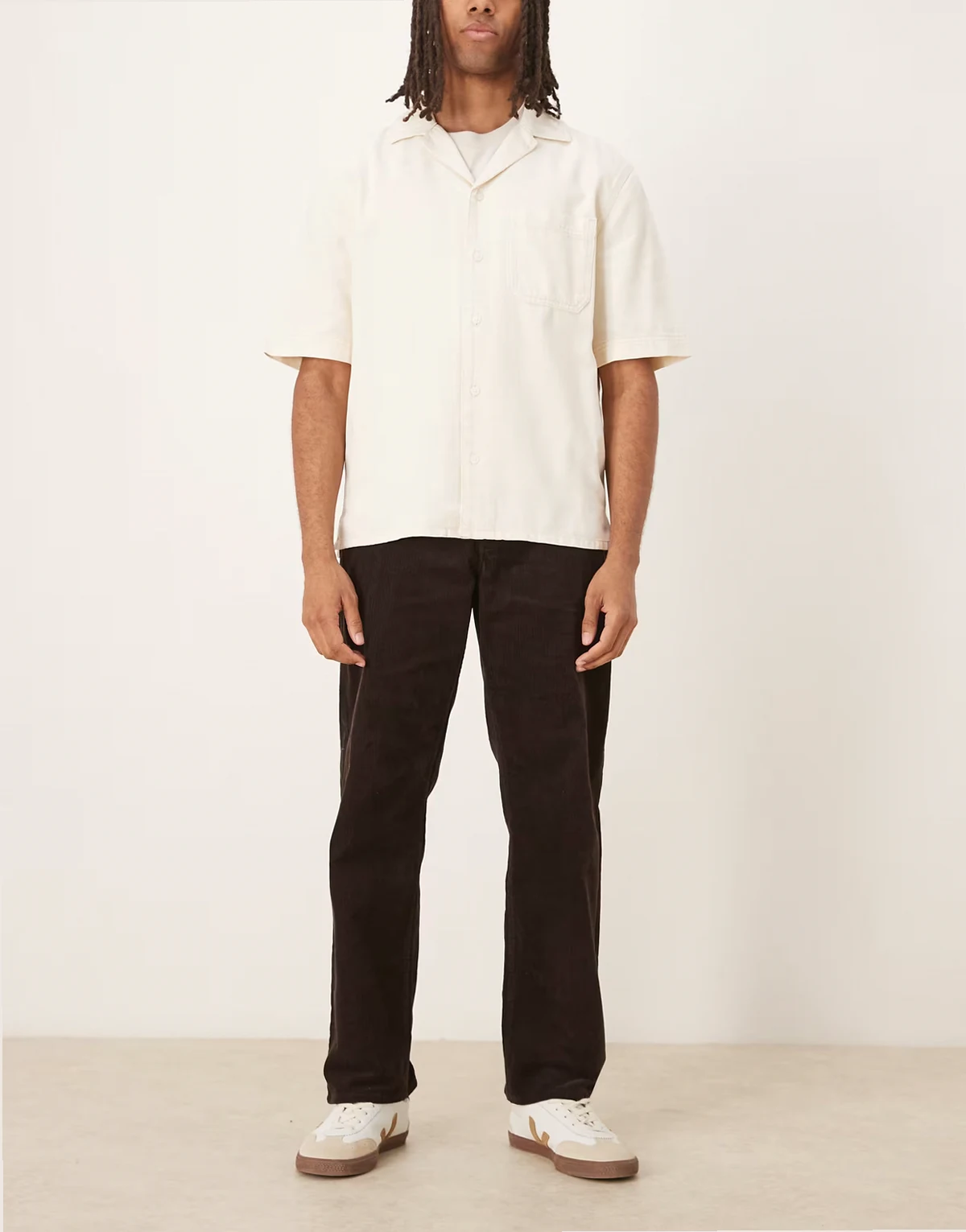 – Brązowe sztruksowe spodnie o luźnym kroju z pięcioma kieszeniami