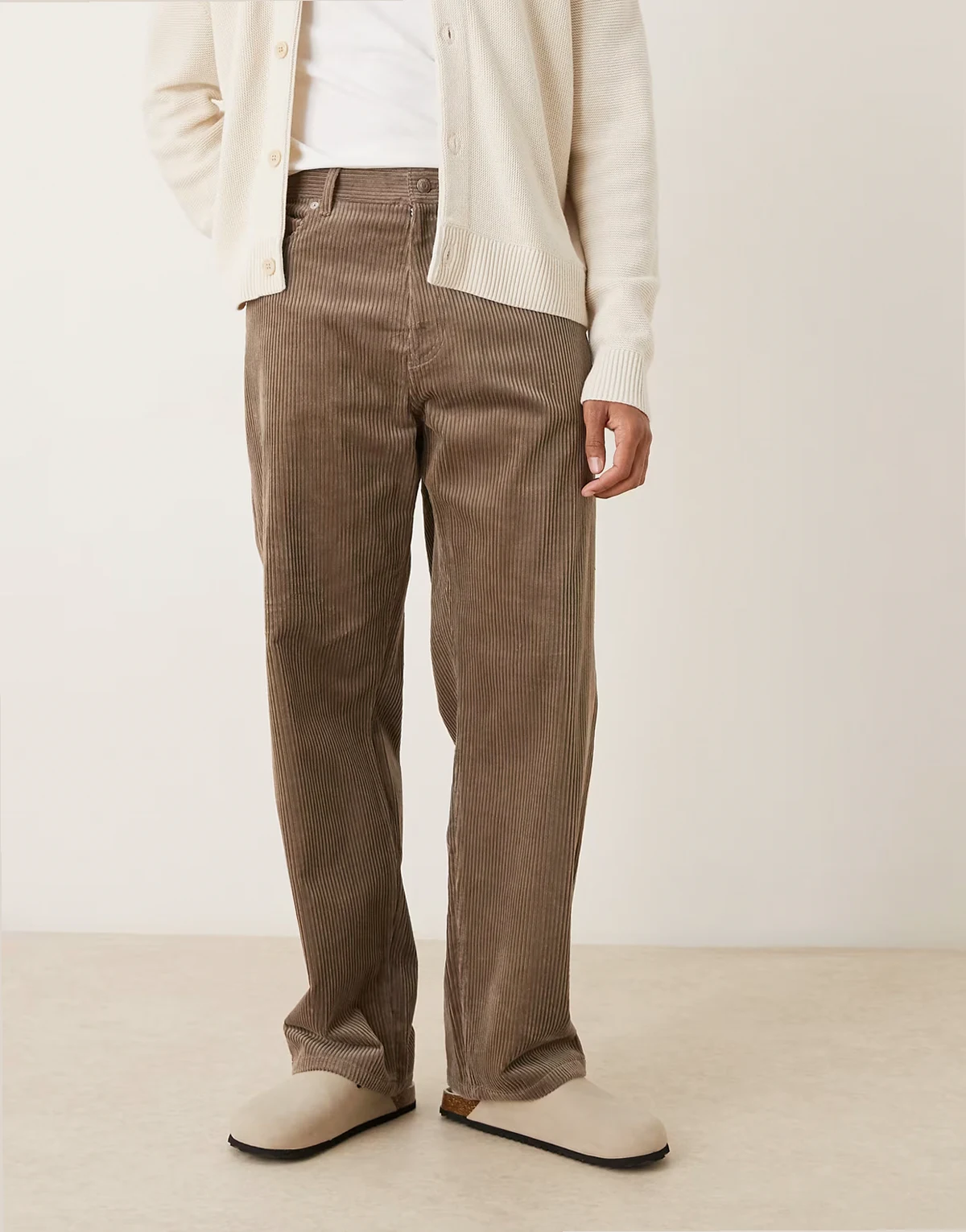 – Brązowoszare sztruksowe spodnie o luźnym kroju