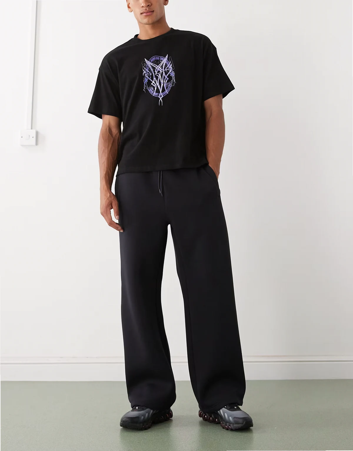 – Jogginghose aus Material in Neoprenoptik in dunklem Marineblau mit weitem Bein